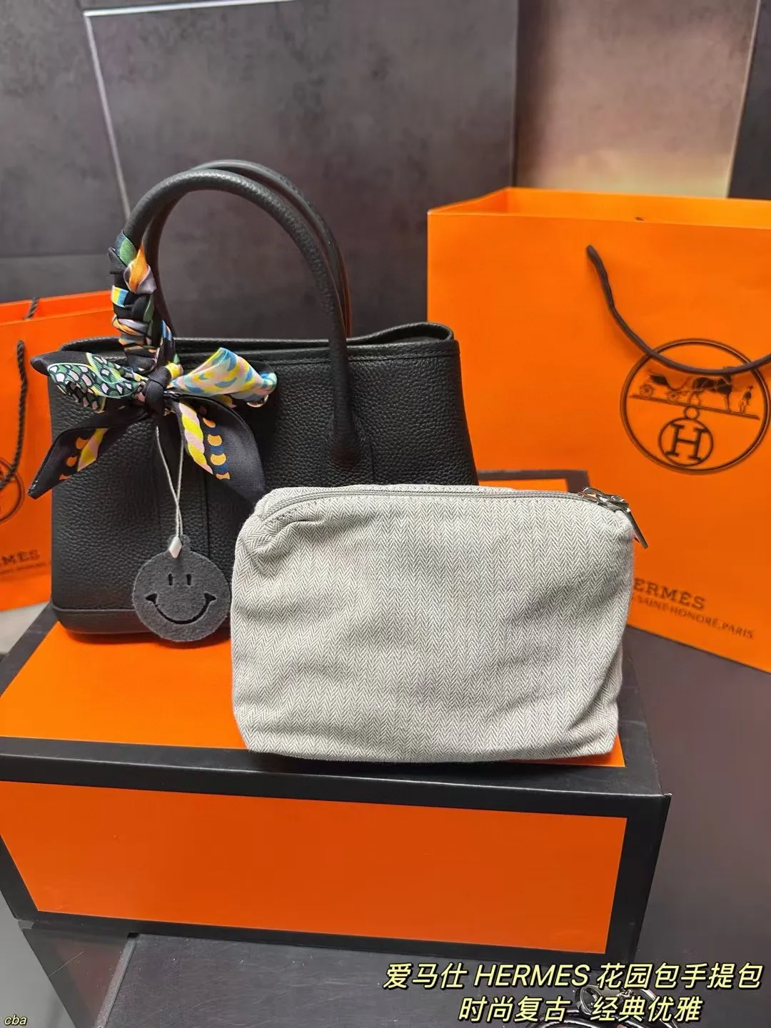 P210配盒 爱马仕 HERMES 花园包手提包 牛皮手提包，爱马仕花园包当作健身包瑜伽包再适合不过了!容量确实很ok的同时属于是慵懒随性低调中透露着奢华，经典百搭，上班通勤、差旅出行、当作妈咪包也ok，花园包才算是名副其实的菜篮子好吗!!实用性极强性价比极高，又不会过时的款式。两侧还有按扣可以调节，绝对是务实低调的代表！ 尺寸：25*15.5cm