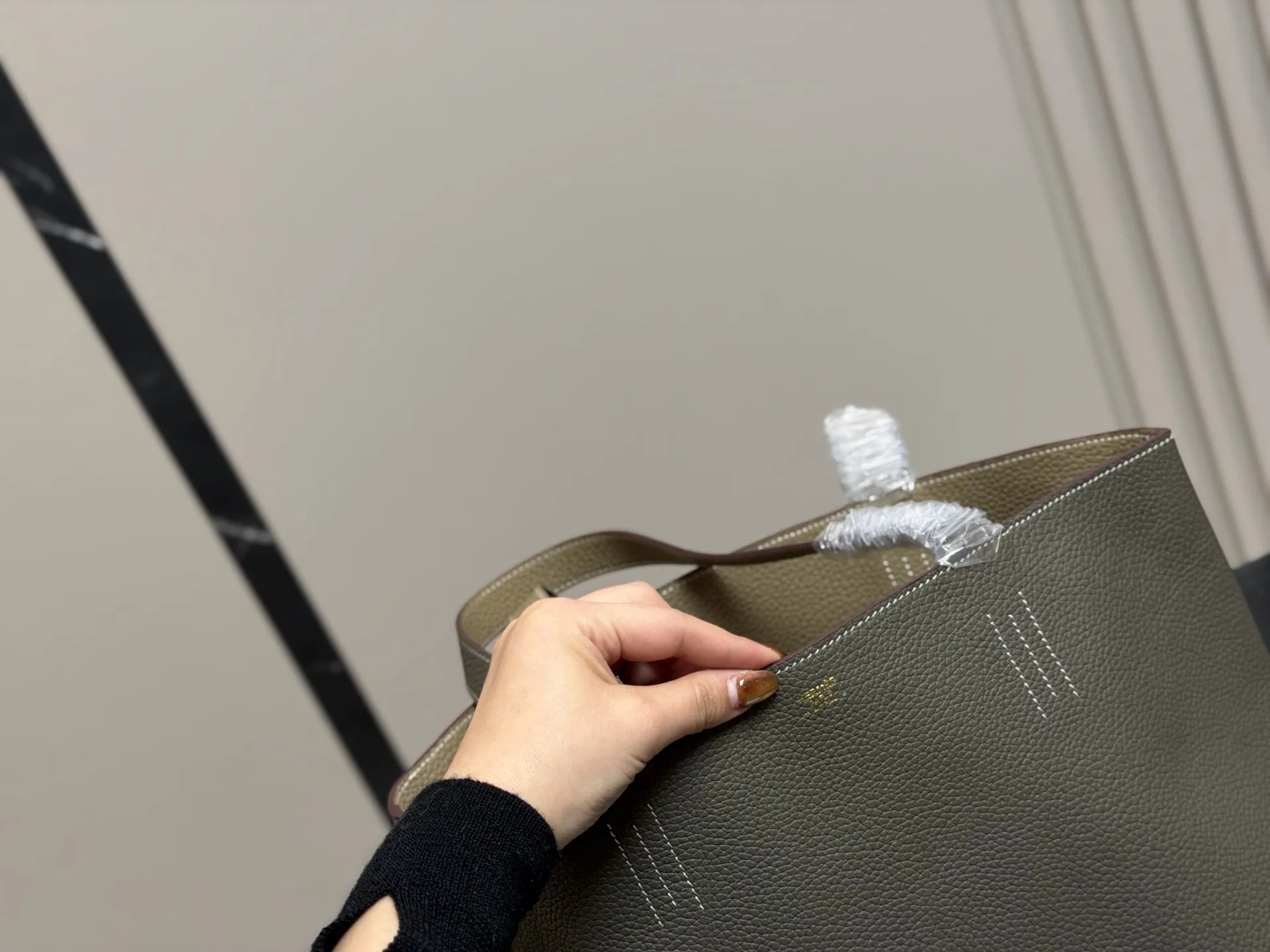 &yen;380 爱马仕新款双面购物袋 推给爱马仕女孩 收下这枚种草吧 可以放的下IPAD平板的托特包 H en Biais 尺寸: 35*32cm双面购物袋