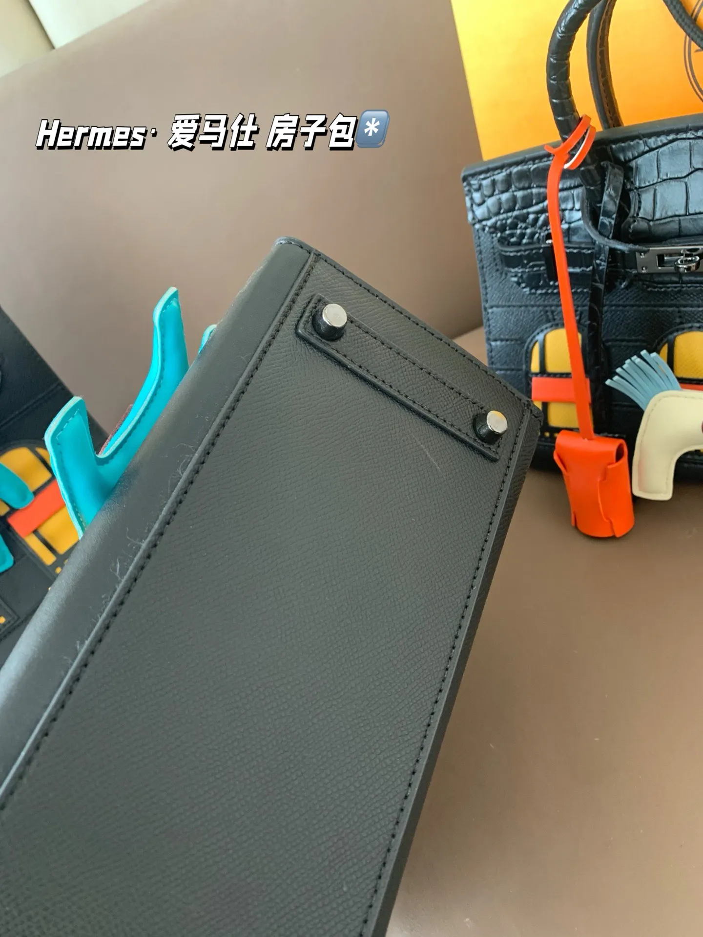 大P300 中P280 小P260 配礼盒🎁. Hermes&middot; 爱马仕 房子包 轻松演绎复古时髦 包型挺阔，简约而不简单不需要过多的装饰，日常搭配西装和T恤，就能将高级感体现的淋漓尽致！尺寸大30*24 中25*21 小20*18
