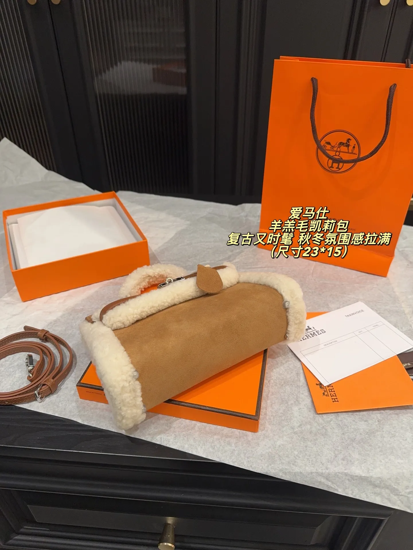 ✅纯皮P220无盒⚠️尺寸23*15 爱马仕 羊羔毛凯莉包 秋冬氛围感拉满!棕色麂皮+白色羊羔毛拼接,手柄和包边都超柔软,质感满分。金属锁扣设计,安全又复古,手提or斜挎都OK,通勤、出街、节日都能轻松搭配,秋冬穿搭必备