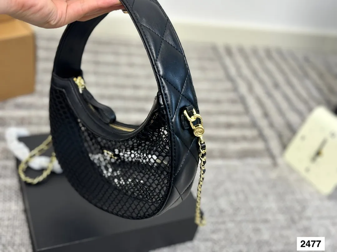 P125 配折叠盒子 CHANEL25s 香奈儿镂空网纱月亮包火爆全场的一款夏季新款 之前看秀就觉得很可爱的网兜包果然没有翻车 超级可爱 尺寸：24 13