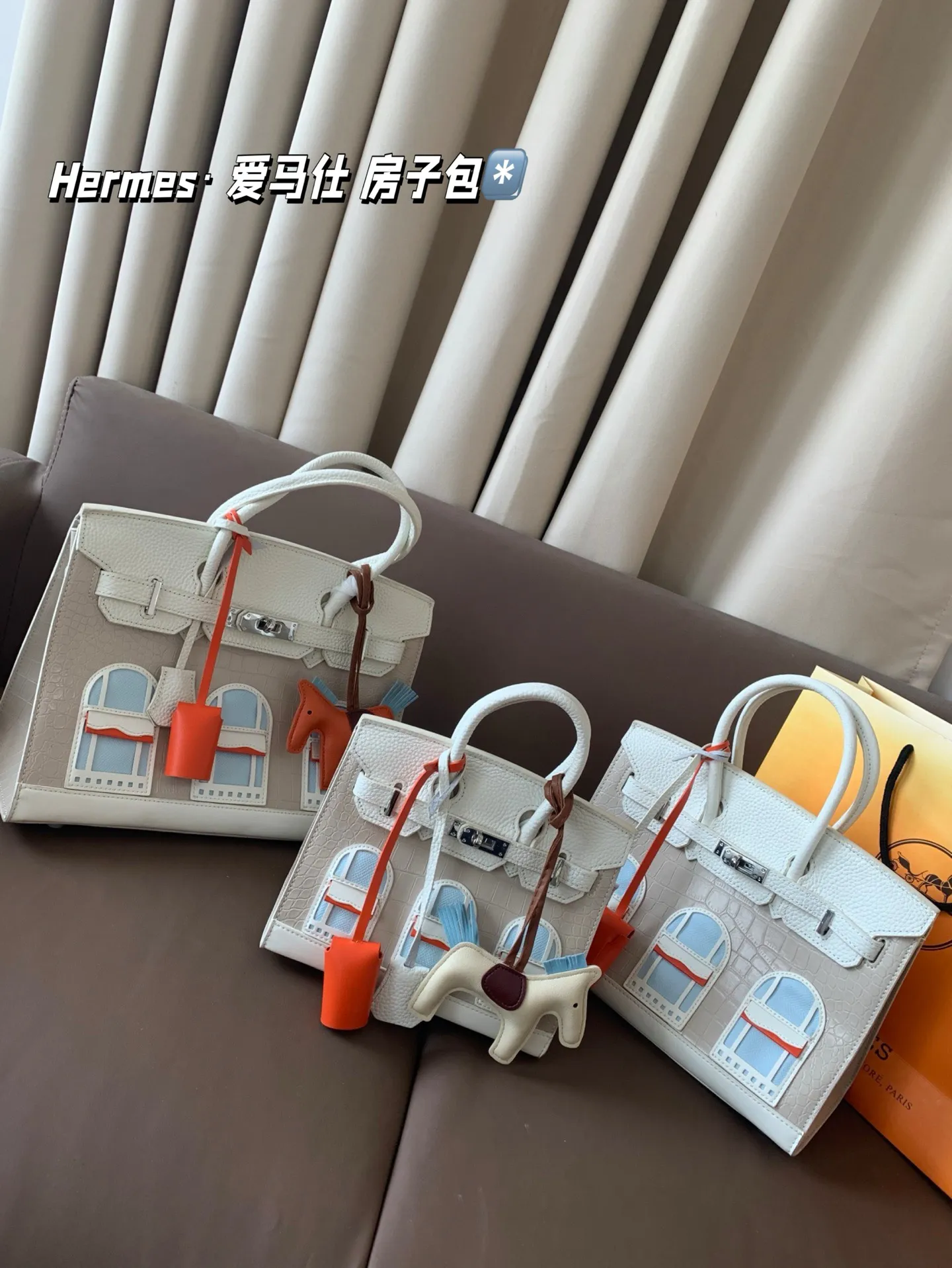大P300 中P280 小P260 配礼盒🎁. Hermes&middot; 爱马仕 房子包 轻松演绎复古时髦 包型挺阔，简约而不简单不需要过多的装饰，日常搭配西装和T恤，就能将高级感体现的淋漓尽致！尺寸大30*24 中25*21 小20*18