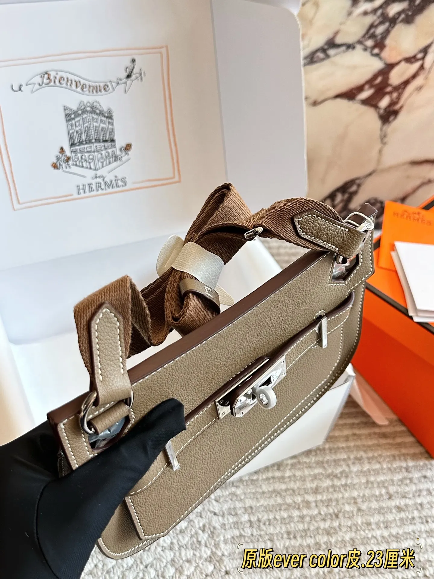 p215 原版TC皮 Hermes吉普赛小众品味天花板Hermes吉普赛 相比起bkc 属于小众爱马仕了 背出去比较少见而且超飒 单肩斜挎都很好看 23cm