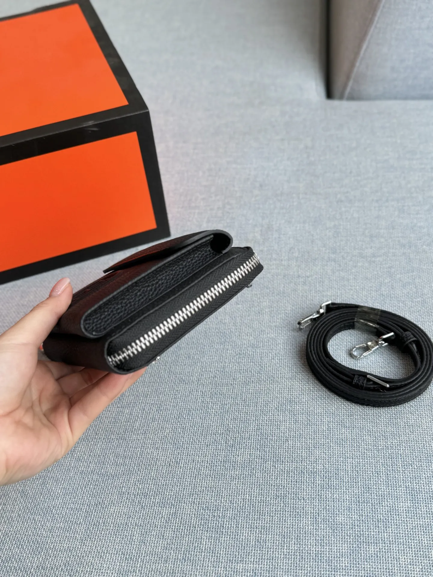 💰135 全套礼盒 size：18&times;11 HERMES爱马仕 小方包 单肩包 黑色牛皮质感超好，日常通勤、约会都合适。 字母元素设计有点小心机，百搭不挑人。 出门随手一拿往身上 一背，优雅感随之即来！