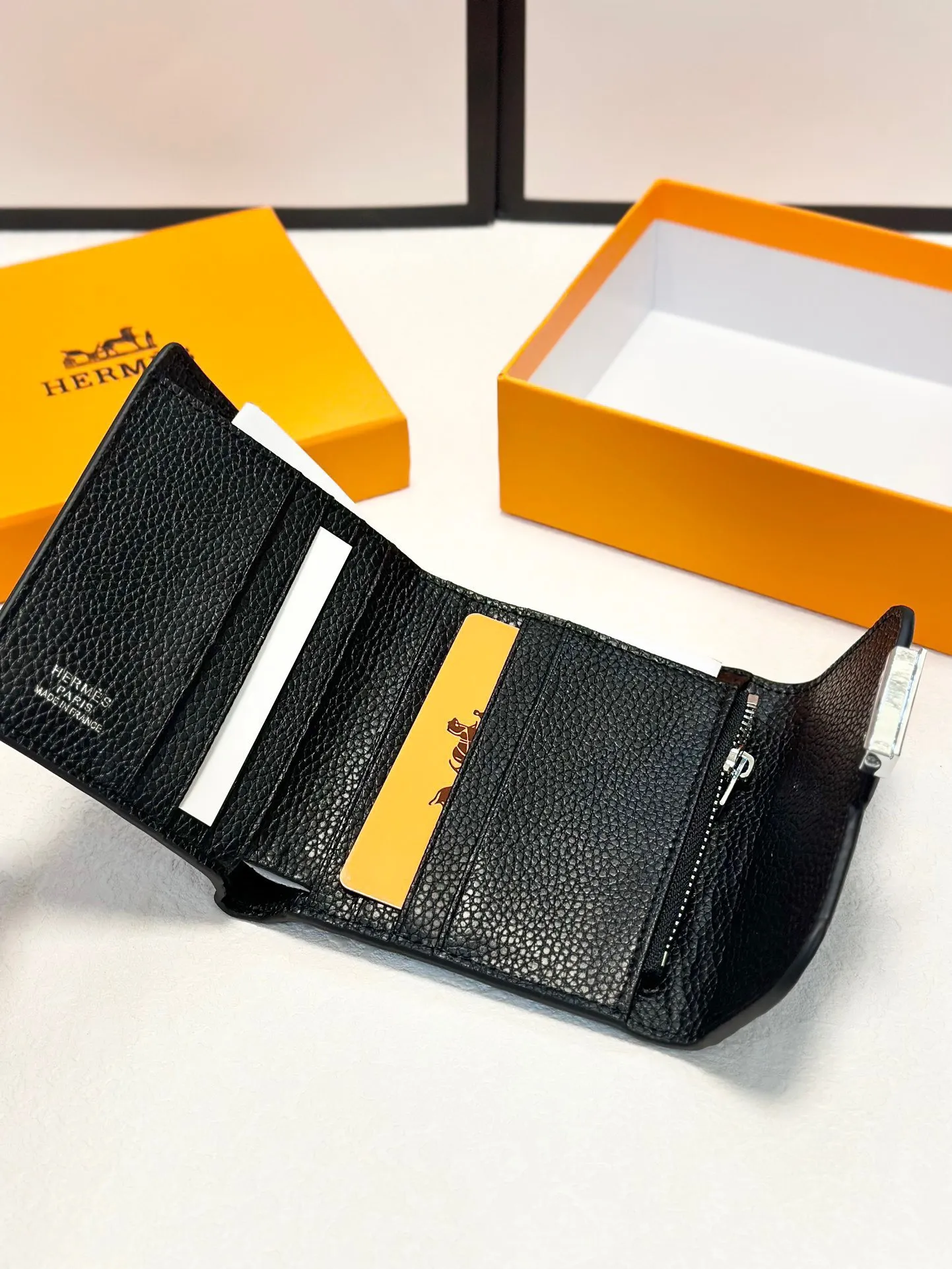 P85🎀🎀颜色 黑🎀尺寸 11x10🎀爱马仕优质进口牛皮🐂 手感一流👏时尚设计💋潮版百搭，简约大方，经典永不过时💍