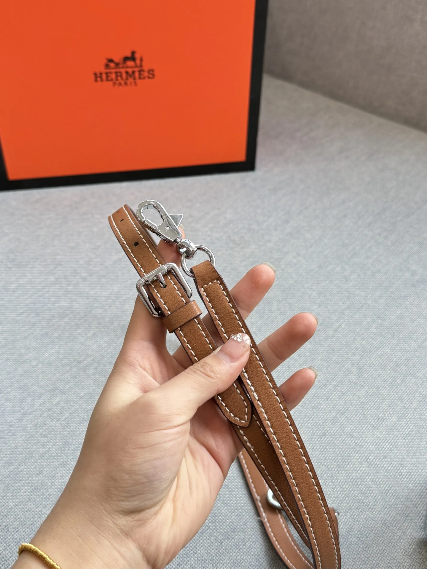 头层牛皮💰215 全套礼盒 size：25&times;19 HERMES 爱马仕 Bolide 1923-25 保龄球包 贝壳包 银扣 手提单肩斜挎包 牙签纹 兼具实用和美感的一只低调款包包。25cm 尺寸可通勤使用，可带娃出街使用，也可闺蜜聚会使用。 很大气的颜色，自带高级感✨ 低调内敛，非常实用百搭 设计简单，背起来精致又优雅