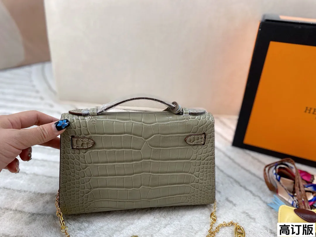 p200 全套包装🎁(高订版) Hermes爱马仕一代石头纹mini kelly 扑面而来的贵气 富家千金即视感 亮面的光泽感真的非常吸睛啊,搭配金扣显的更富贵了 气场全开!尺寸:21*14(配小马 丝巾)