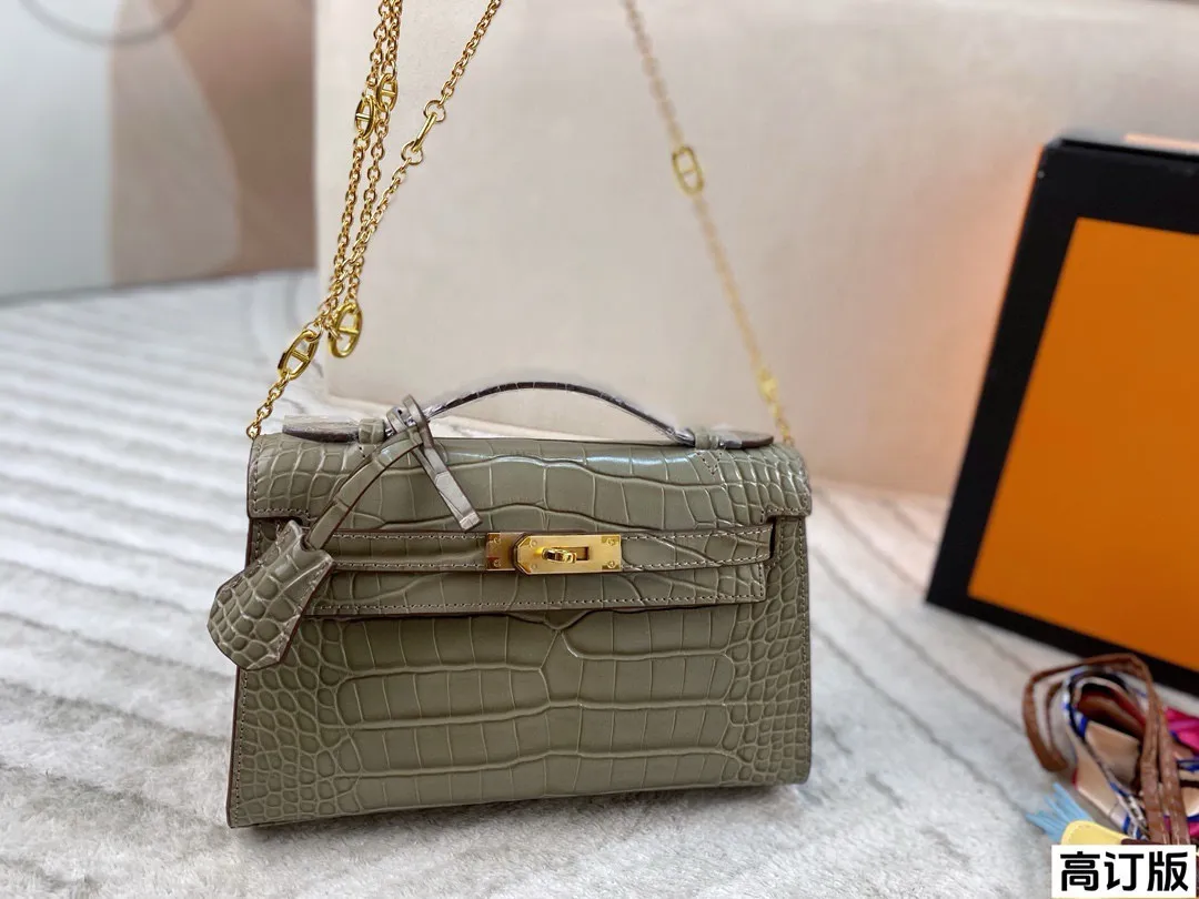 p200 全套包装🎁(高订版) Hermes爱马仕一代石头纹mini kelly 扑面而来的贵气 富家千金即视感 亮面的光泽感真的非常吸睛啊,搭配金扣显的更富贵了 气场全开!尺寸:21*14(配小马 丝巾)