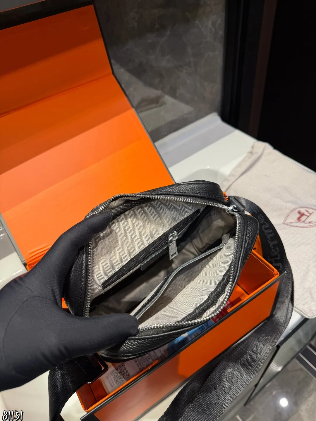 ❤️P145（礼盒包装）❤️ Hermes&bull;爱马仕 新品斜挎包单肩包.全黑光面皮膜包身、金属logo加持上身潮酷十足非常适合出门不怎么带东西但要带点东西的人多功能收纳分区设计，各区各司其职前袋装耳机、钥匙，侧袋装雨伞/水壶、主袋装充电宝，内置加绒里衬，Switch等电子产品稳稳当当，隐藏拉链袋内置卡槽位置身份证等卡件不怕丟尺寸：20*5*23cm