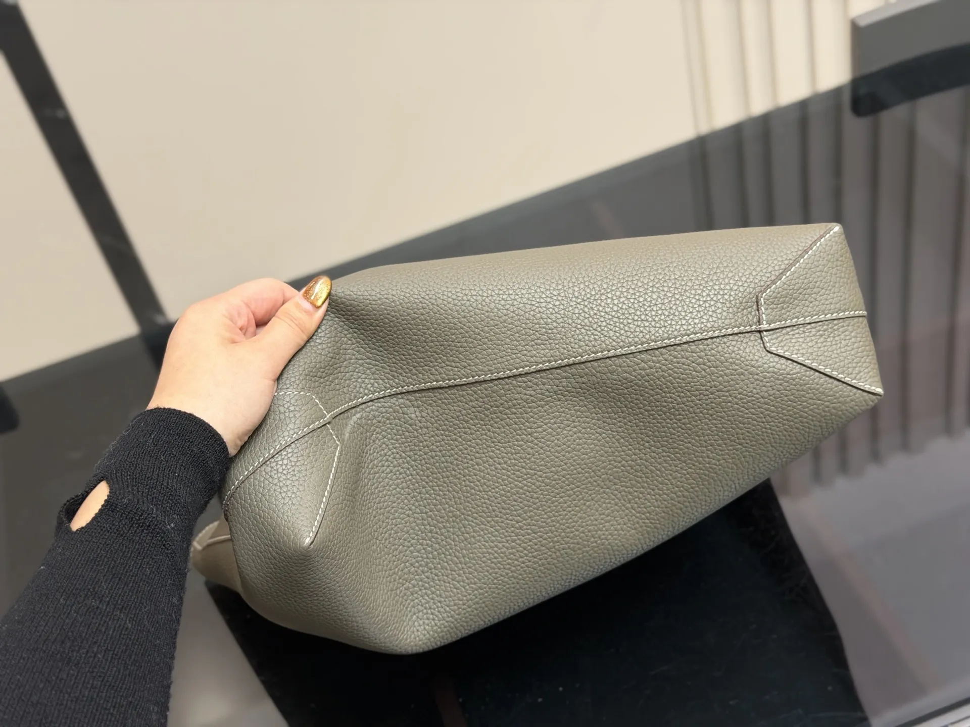 &yen;380 爱马仕新款双面购物袋 推给爱马仕女孩 收下这枚种草吧 可以放的下IPAD平板的托特包 H en Biais 尺寸: 35*32cm双面购物袋