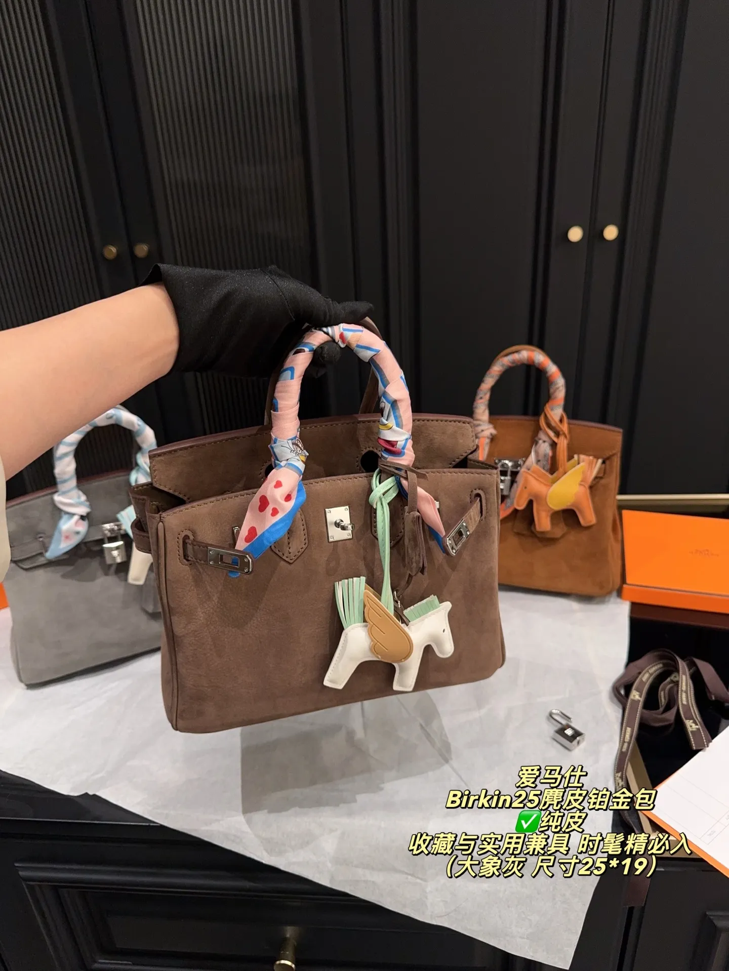 ✅纯皮P335配盒⚠️尺寸25*19 爱马仕 Birkin25麂皮铂金包 触感柔软细腻，秋冬季节超适合！银色金属扣件＋小飞马挂件，精致又有辨识度。25cm尺寸，日常通勤、出行都能轻松装下随身物品。麂皮材质轻盈，搭配丝巾更显高级感，是爱马仕经典系列，收藏与实用兼具，时髦精必入！
