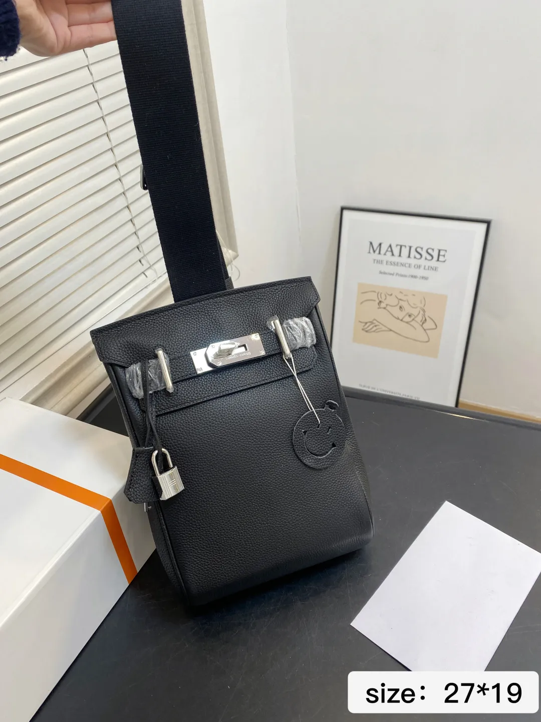 🅿️💰265 无盒 尺寸27*19 爱马仕单肩包很酷的男包来喽看起来十分时尚且年轻 斜挎也不显大当收纳空间真心不错,拿取东西时十分方便当肩带可以自由调节长度,任何身高都没问题 6779