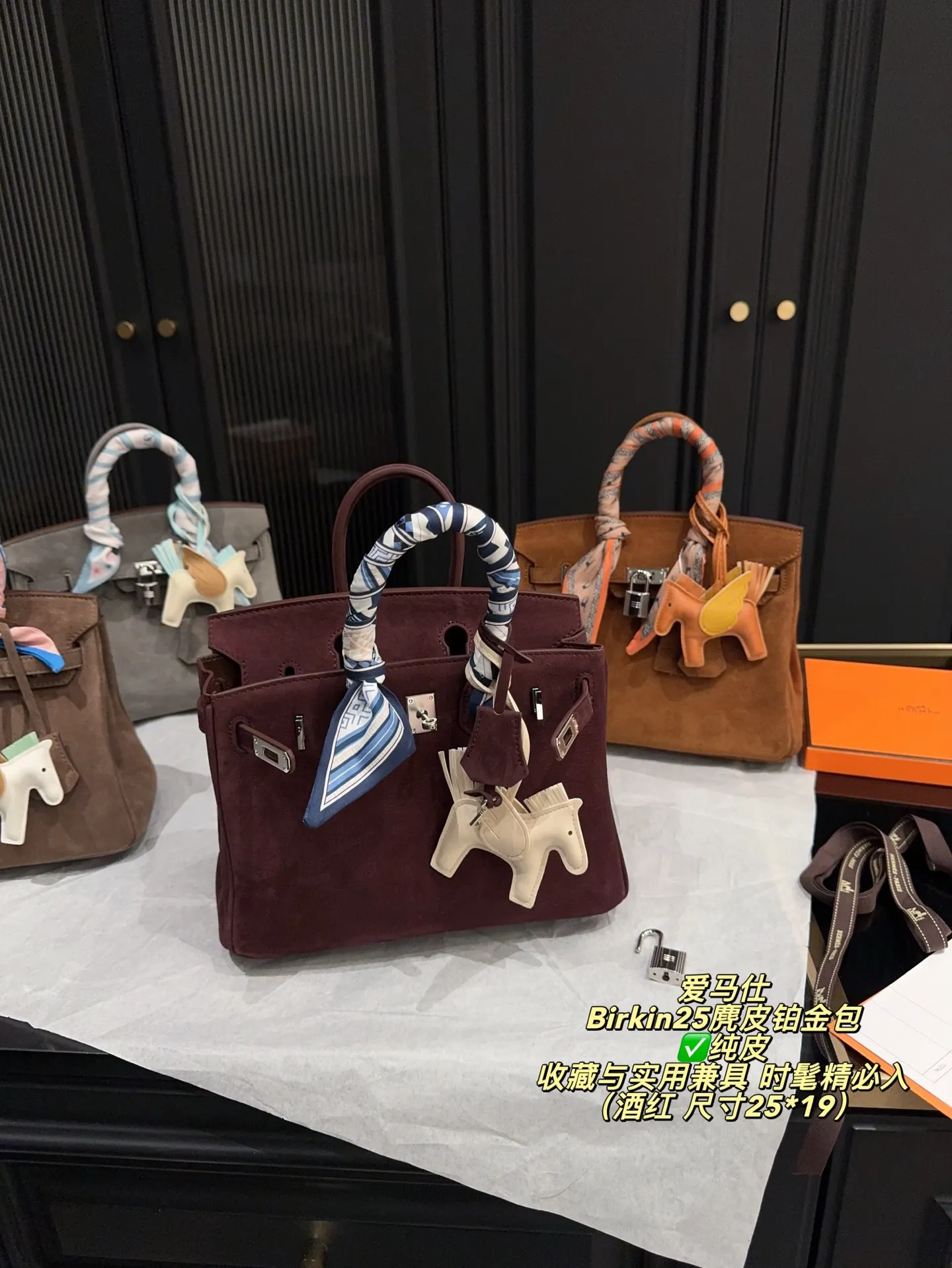 ✅纯皮P335配盒⚠️尺寸25*19 爱马仕 Birkin25麂皮铂金包 触感柔软细腻，秋冬季节超适合！银色金属扣件＋小飞马挂件，精致又有辨识度。25cm尺寸，日常通勤、出行都能轻松装下随身物品。麂皮材质轻盈，搭配丝巾更显高级感，是爱马仕经典系列，收藏与实用兼具，时髦精必入！