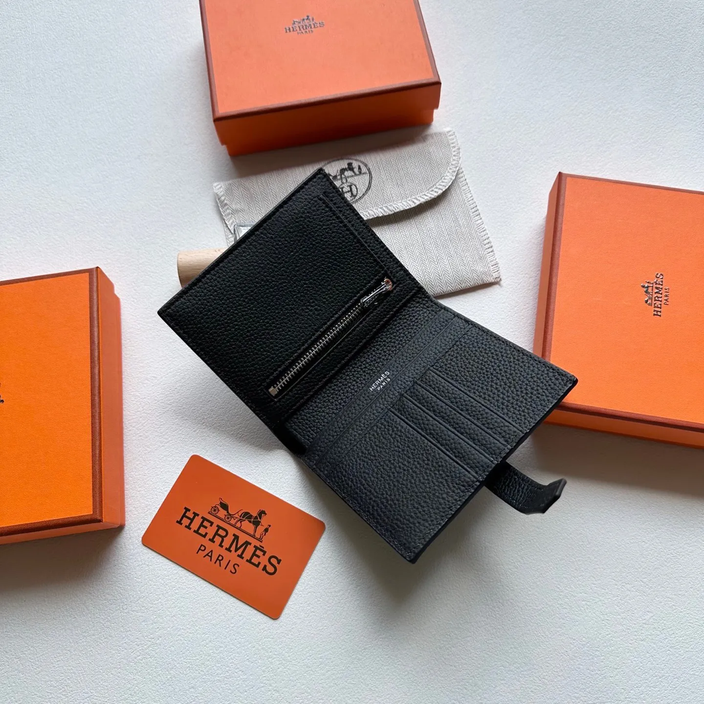 p95🎀🎀颜色 多色可选🎀尺寸 12x9.5🎀高版爱马仕优质进口牛皮🐂 手感一流👏时尚设计💋潮版百搭，配有4个卡槽，4个口袋，拉链零钱包，1个钞票口袋，镀钯锁扣，做工精致完美