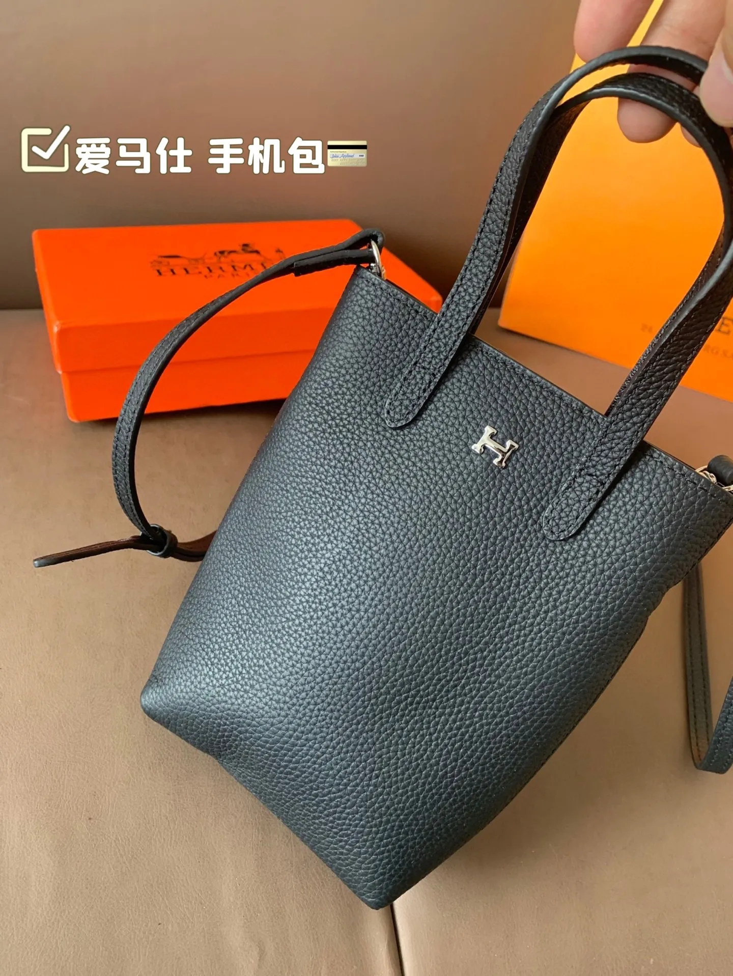 P105（牛皮） 爱马仕 手机包 无论男女都非常好背 大小适中，手机、车钥匙、等等都可以轻松放尺寸11*18 配盒