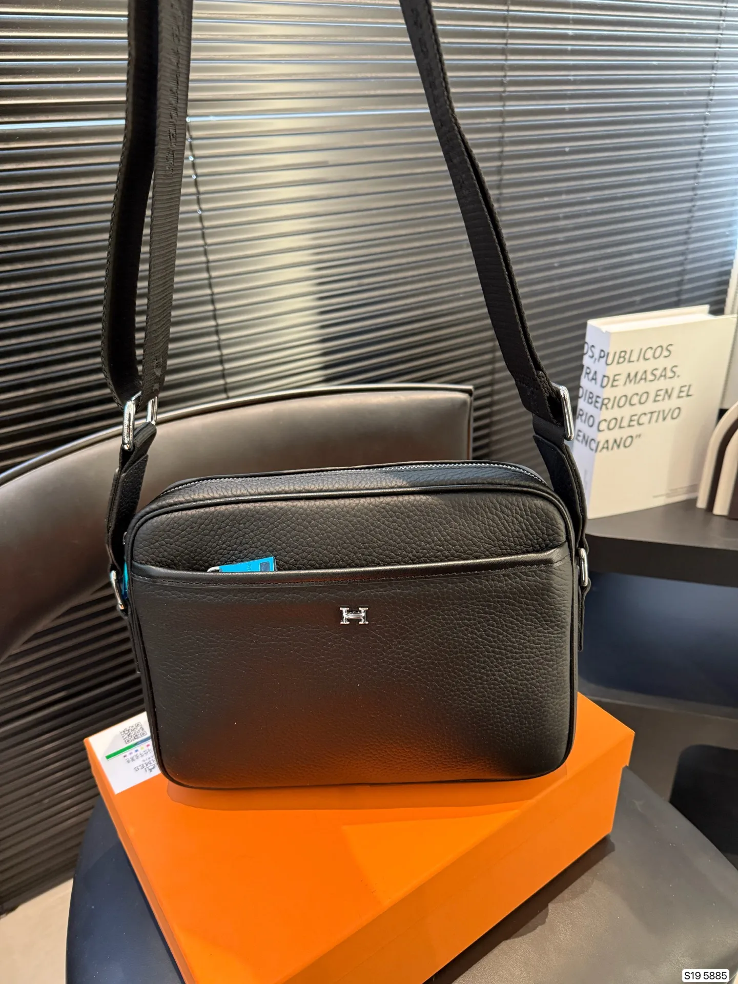 P145 配盒子爱马仕纯皮新款男士相机包，很酷的男包来喽看起来十分时尚且年轻。斜挎也不显大当收纳空间真心不错，拿取东西时十分方便当肩带可以自由调节长度，任何身高都没问题 尺寸25 18货号5885