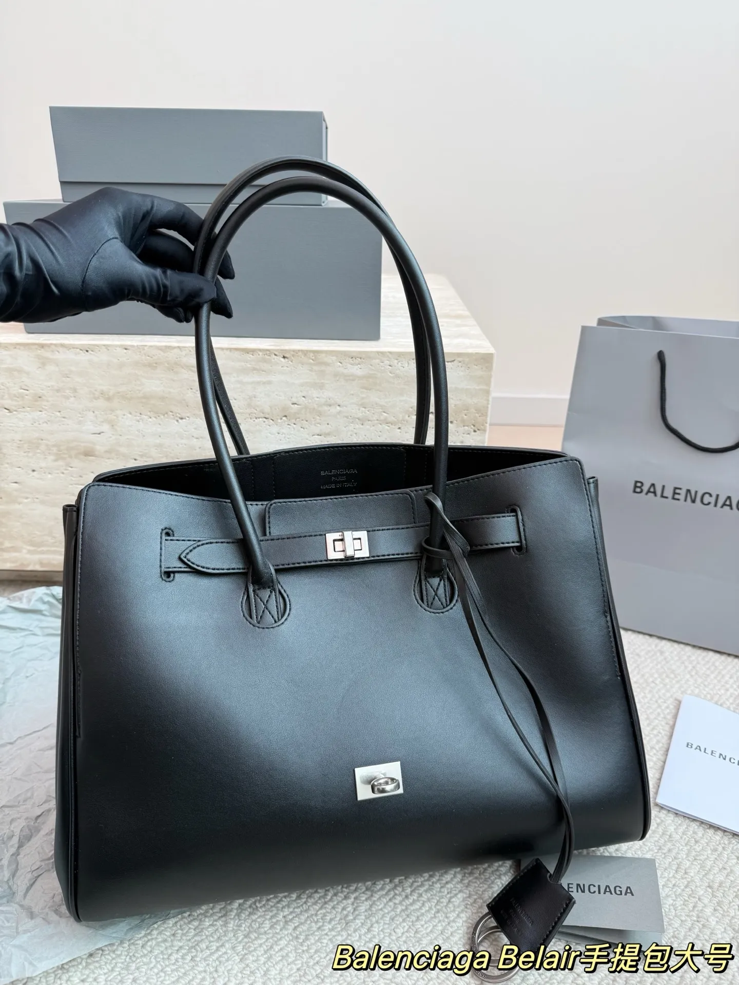 P300大号 卡戴珊look|巴黎世家 甲甲卡戴珊(Kim Kardashian)套装巴黎世家家的 (铂金包Balenciaga belair)黑色机车过膝靴穿出了卡戴珊的霸气. 。。今年巴黎世家的包把爱马仕玩的淋漓尽先是kelly redeo，又是birkin的belair。光价格没比爱 马仕便宜哦，真是又爱又恨的。尺寸 36.28