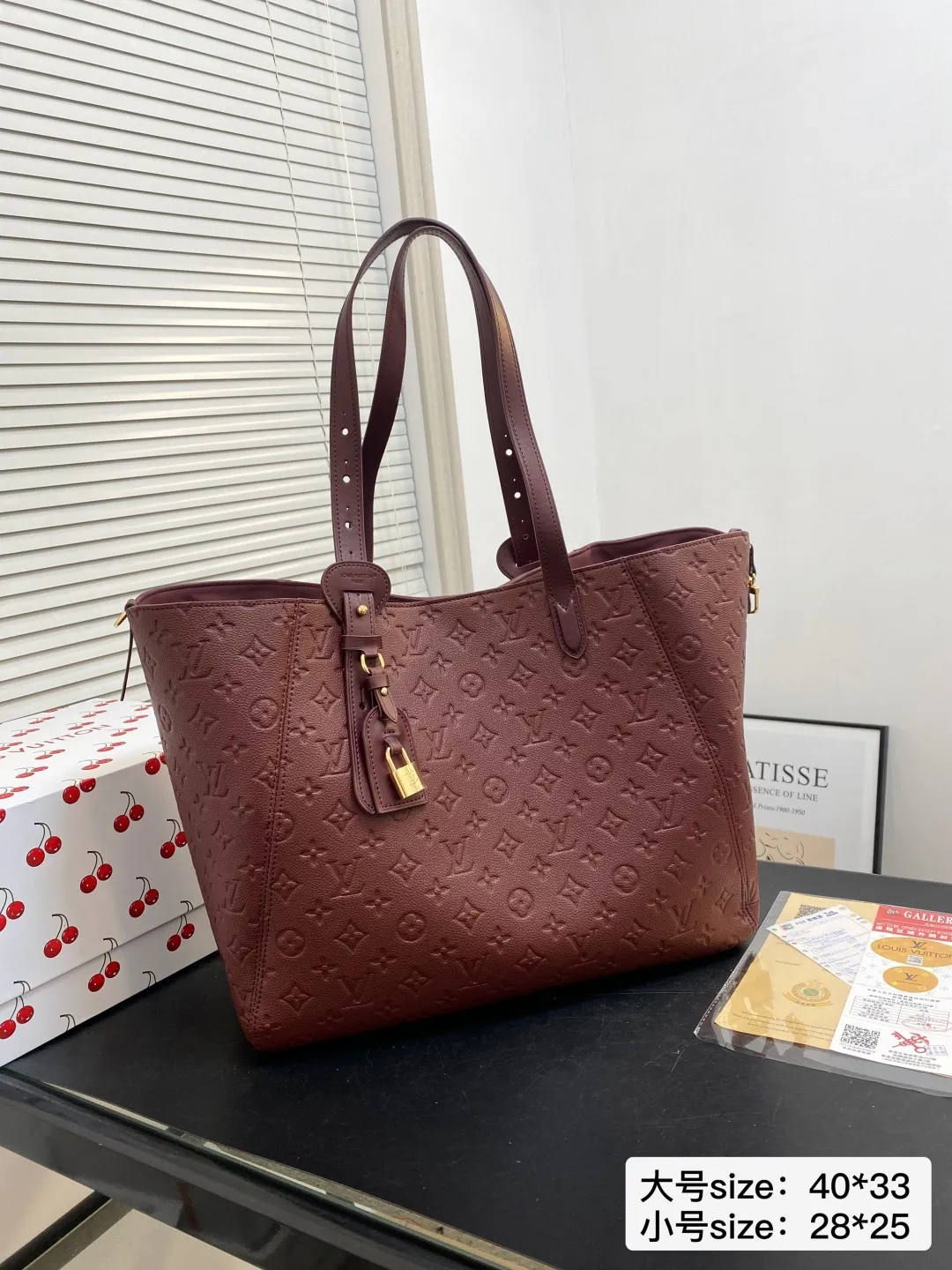 🅿️大号💰215小号💰210 配折叠盒 尺寸40*33/28*25 LV 酒红系列ALL IN ONE 品牌徽标压印 这款包包的造型很优雅,线条流畅, 搭配金色锁头装饰,细节处尽显奢华质感 2200