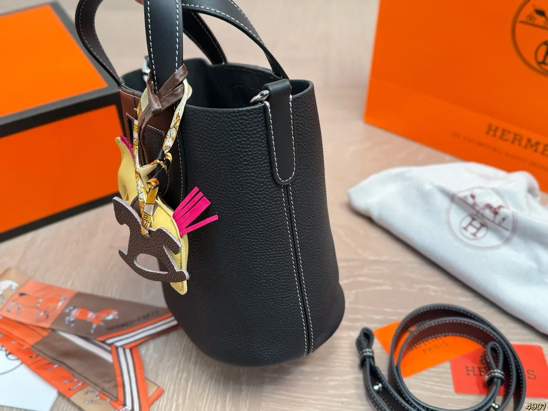 &yen;210飞机盒配丝巾 爱马仕Hermes 猪鼻子菜篮子包 包型太可爱了 容量非常可，日常通勤都没问题 可咸可甜 质感满分 工艺非常讲究 细节立体感拉满 尺寸18 20