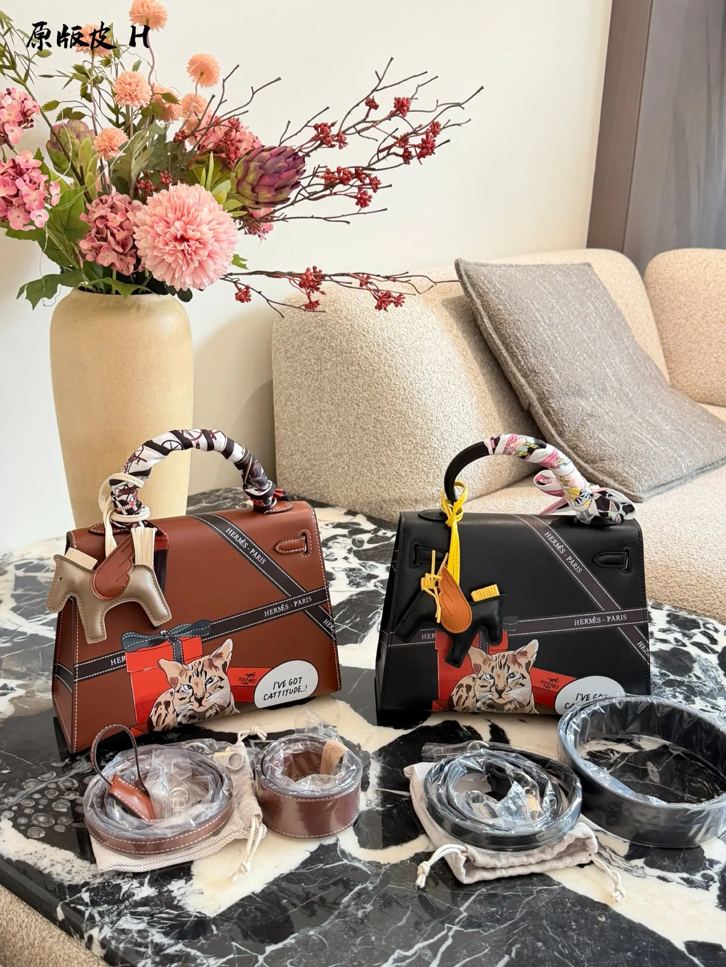 p330 爱马仕彩绘凯莉包 国这款爱马仕Kelly 25彩绘包,采用Epsom牛皮, 耐磨又有型,金扣超精致十。包身猫咪和茶壶图案超有趣,个性满分!25x18x8cm25x18x8cm,通勤出行都很适合。丝巾点缀,优雅又俏皮,搭配小飞马挂件更显趣味,是时尚与艺术的完美结合图。