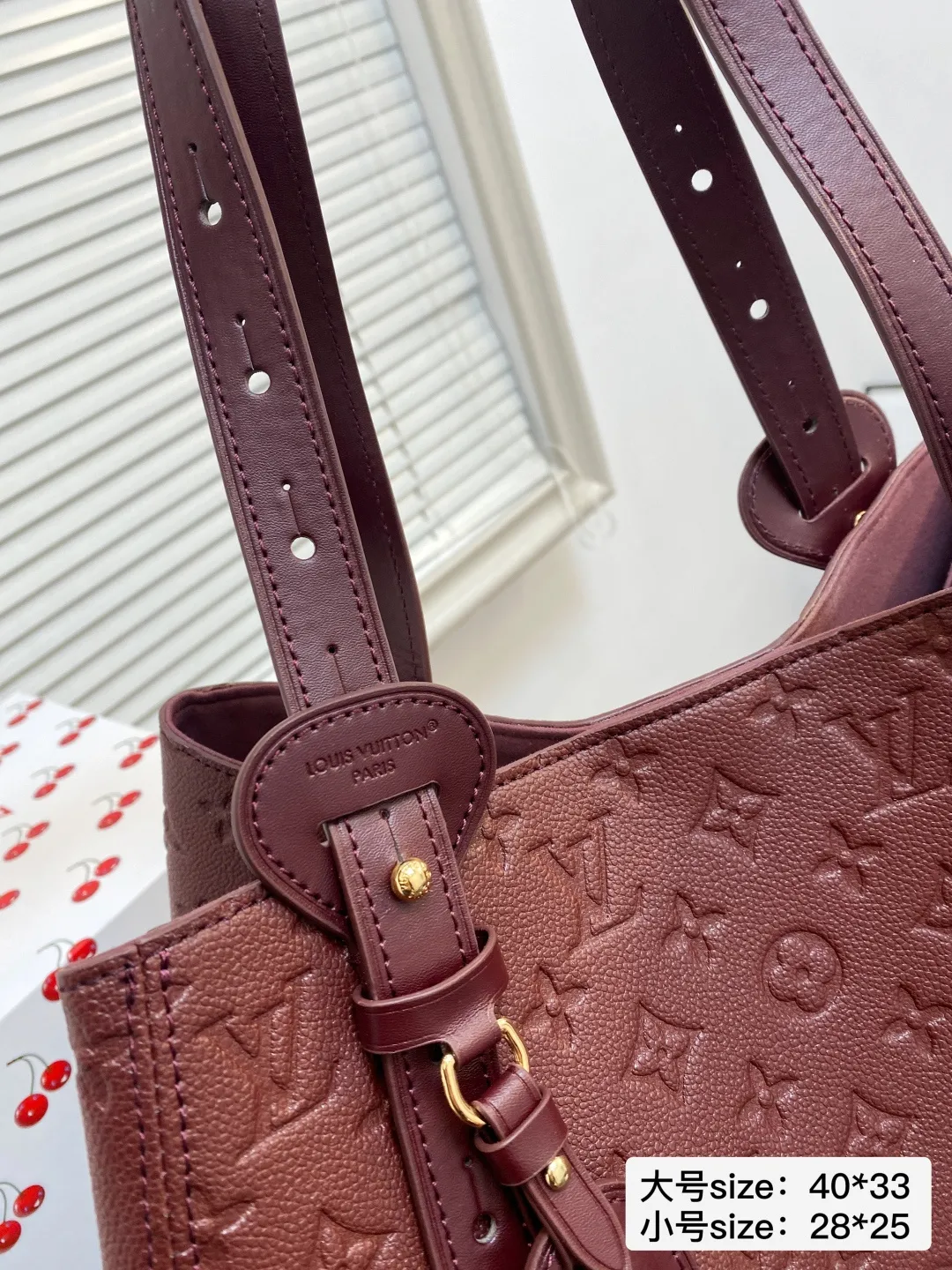 🅿️大号💰215小号💰210 配折叠盒 尺寸40*33/28*25 LV 酒红系列ALL IN ONE 品牌徽标压印 这款包包的造型很优雅,线条流畅, 搭配金色锁头装饰,细节处尽显奢华质感 2200