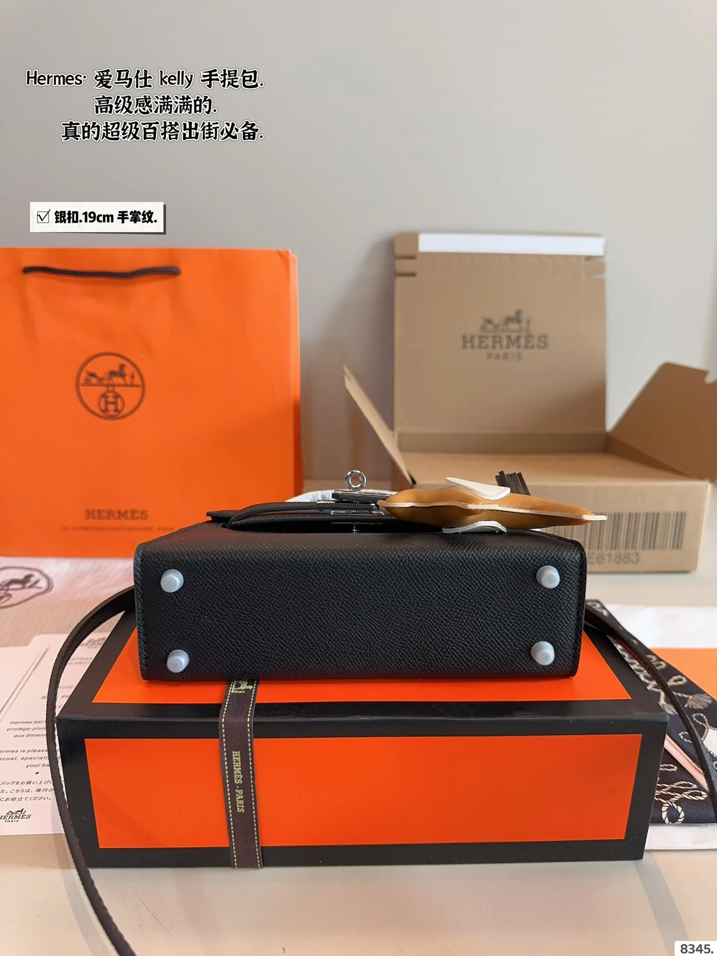 p175配礼盒🎁. 爱马仕 凯莉 kelly 二代 真的太香了 属于日常休闲跟 女人味都可以驾驭的那种 自己搭配了肩带 平时带 娃也可以解放双手 跟朋友下午茶手提更有feel哦 除了随身携带的化妆品 还有再放一个手机尺寸:19*6*12cm