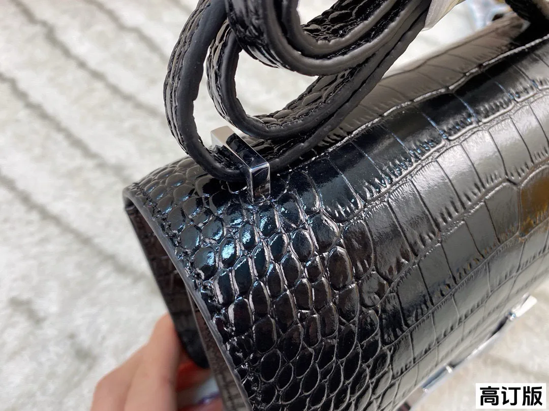 p190 全套包装🎁(高订版) 爱马仕Hermes Constance19黑银亮面鳄鱼纹黑银配色,真的是太经典啦!黑色的沉稳与银色的闪耀完美结合✨这种配色超级百搭 谁能不心动呢!尺寸:19*15(牛皮)