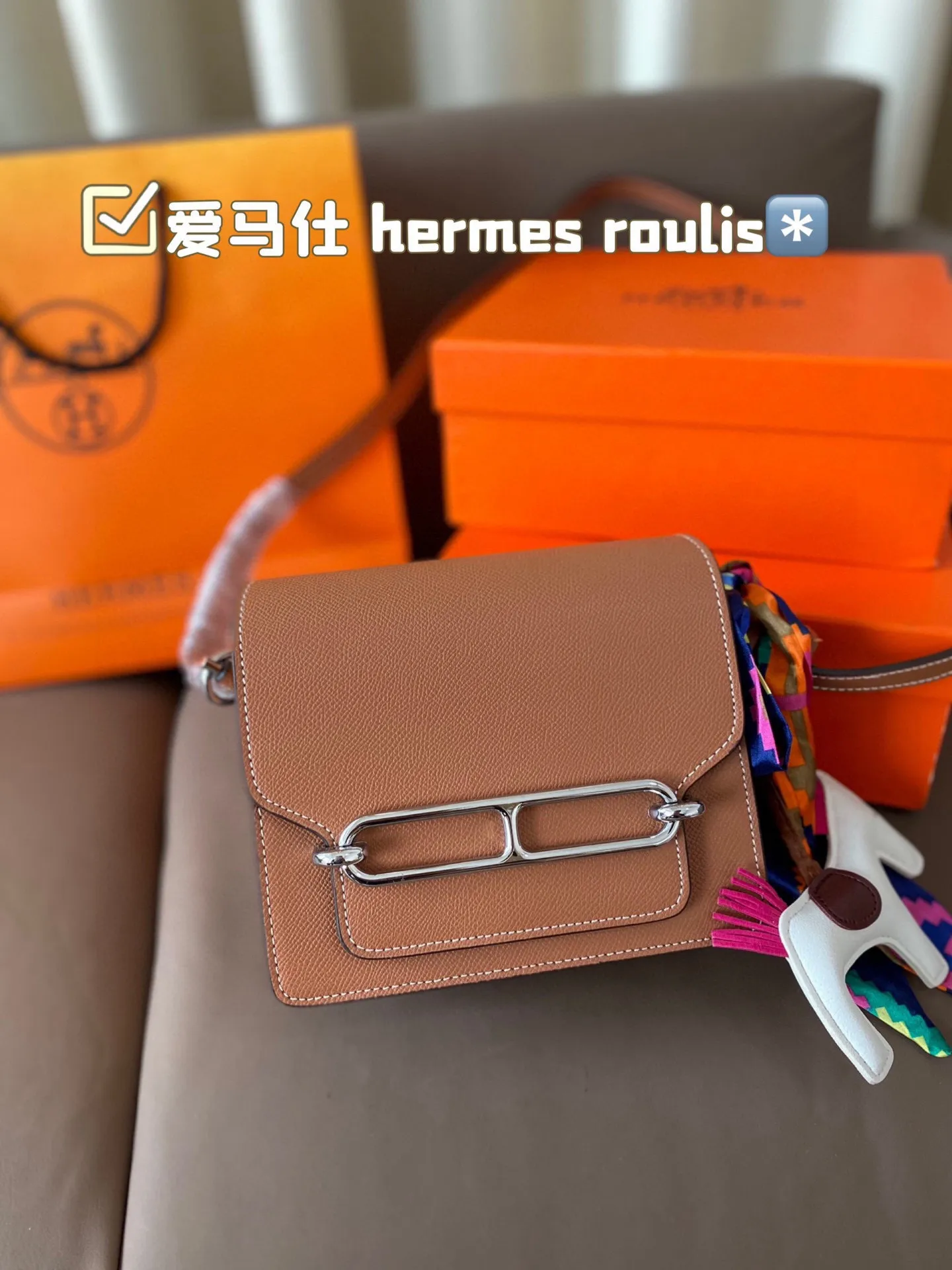 P185 hermes roulis这款包包设计的非常好看,是爱马仕包包里面比较低调的一款,不喜欢大Hlogo的朋友可以考虑入手这款,非常实用,很多明星都特别喜欢。爱马仕(H家)猪鼻子包 Roulis面向广大年轻人,线条简洁明快,极具个性的Logo标志,带点中性风格,适合追求品位生活的白领一族! 尺寸:18*15