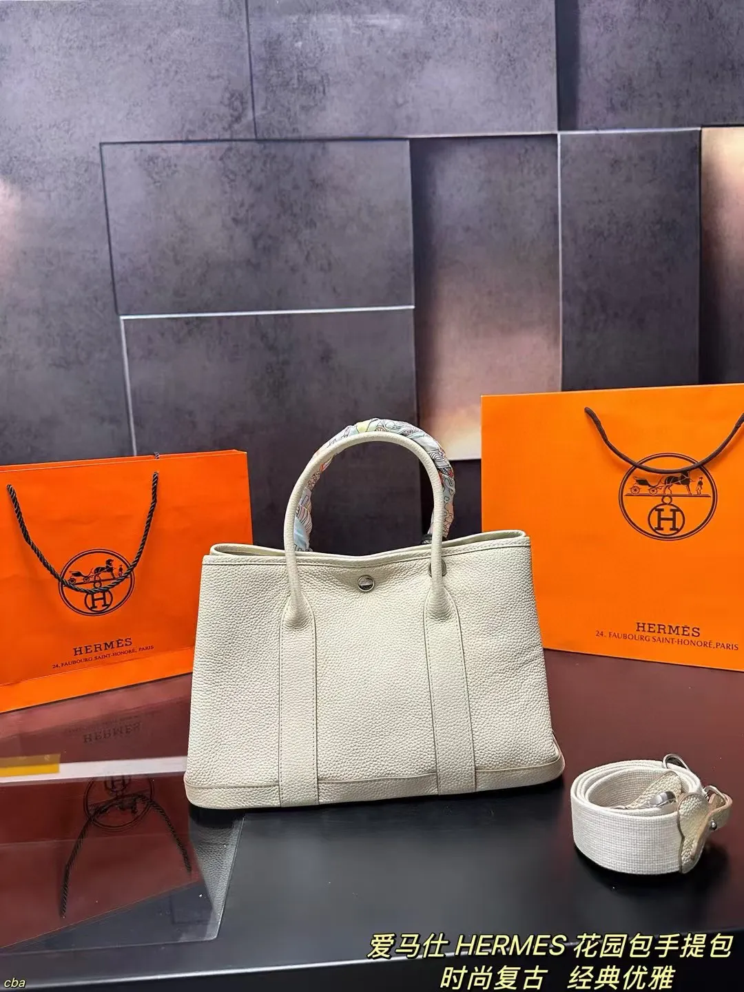 P230配盒 爱马仕 HERMES 花园包手提包 牛皮手提包,爱马仕花园包当作健身包瑜伽包再适合不过了!容量确实很ok的同时属于是慵懒随性低调中透露着奢华,经典百搭,上班通勤、差旅出行、当作妈咪包也ok,花园包才算是名副其实的菜篮子好吗!!实用性极强性价比极高,又不会过时的款式。两侧还有按扣可以调节,绝对是务实低调的代表! 尺寸:31*20cm