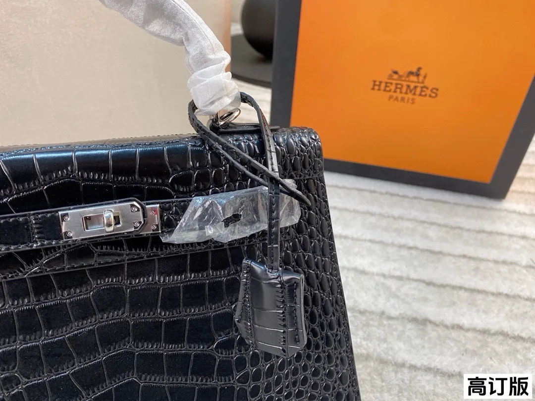 p260/p240/p180 全套包装🎁（高订版） 爱马仕Hermes Kelly 黑银亮面鳄鱼皮 妥妥的御姐范儿 上身真的是又酷又飒 我想没有御姐能拒绝这样一只kelly吧！ 尺寸：28*22/25*17/19*13(纯皮)