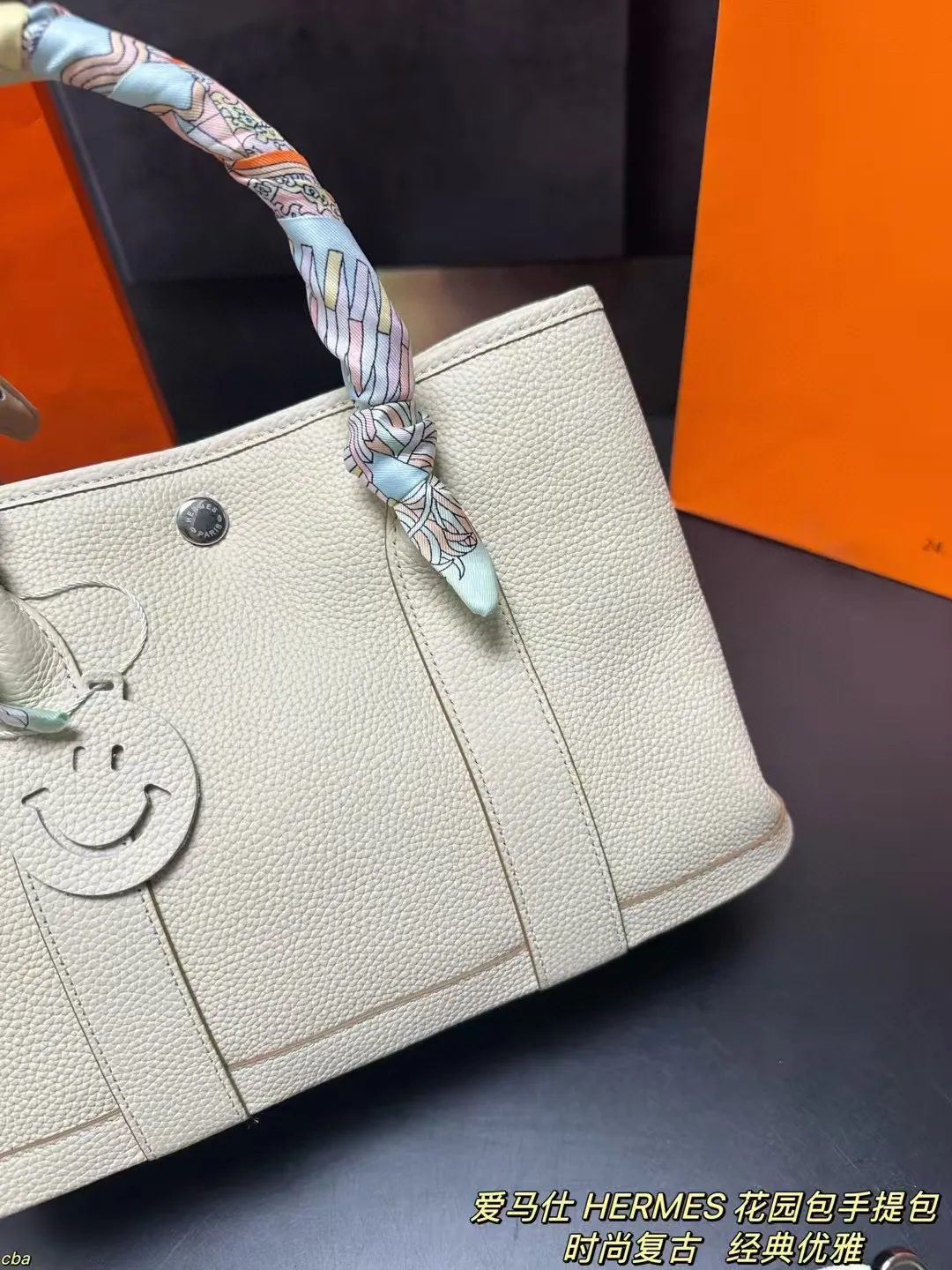 P230配盒 爱马仕 HERMES 花园包手提包 牛皮手提包，爱马仕花园包当作健身包瑜伽包再适合不过了!容量确实很ok的同时属于是慵懒随性低调中透露着奢华，经典百搭，上班通勤、差旅出行、当作妈咪包也ok，花园包才算是名副其实的菜篮子好吗!!实用性极强性价比极高，又不会过时的款式。两侧还有按扣可以调节，绝对是务实低调的代表！ 尺寸：31*20cm
