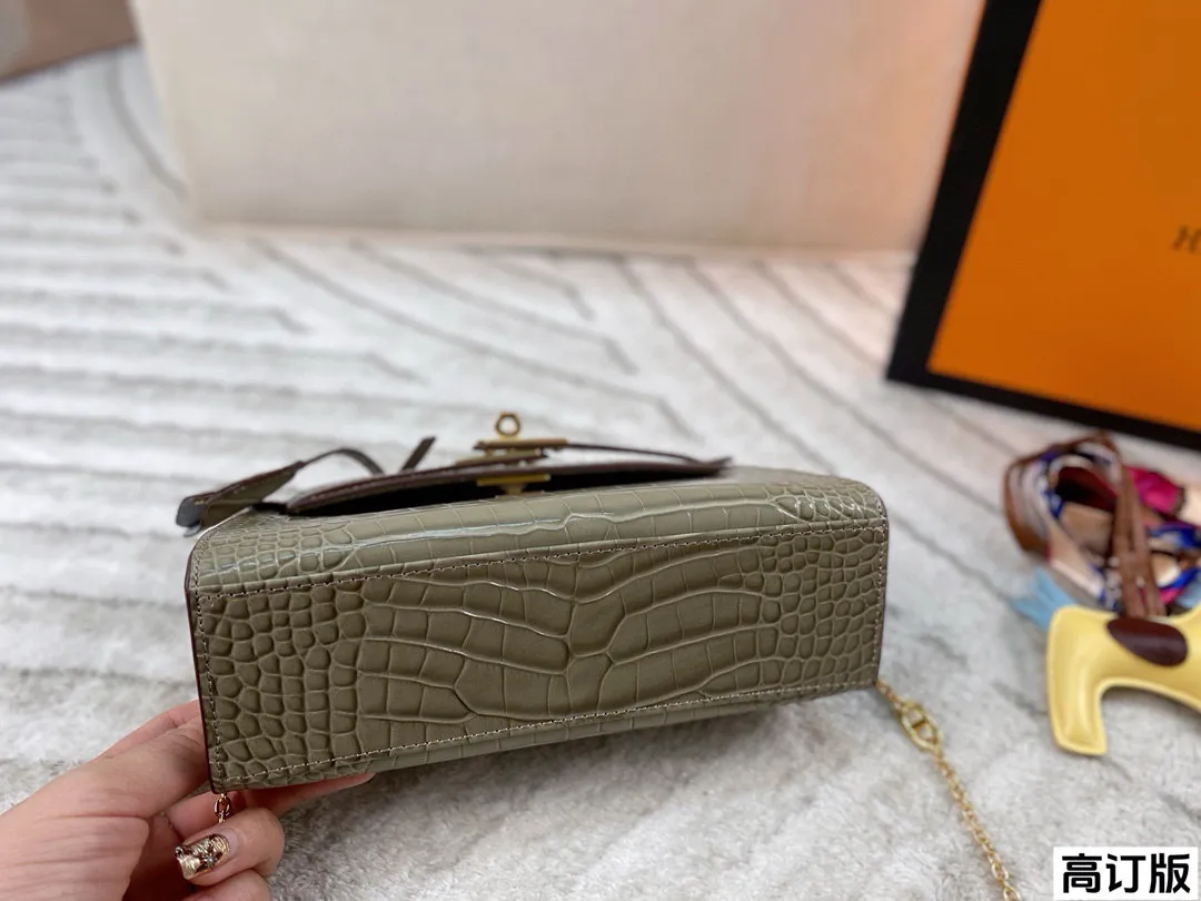 p200 全套包装🎁(高订版) Hermes爱马仕一代石头纹mini kelly 扑面而来的贵气 富家千金即视感 亮面的光泽感真的非常吸睛啊,搭配金扣显的更富贵了 气场全开!尺寸:21*14(配小马 丝巾)