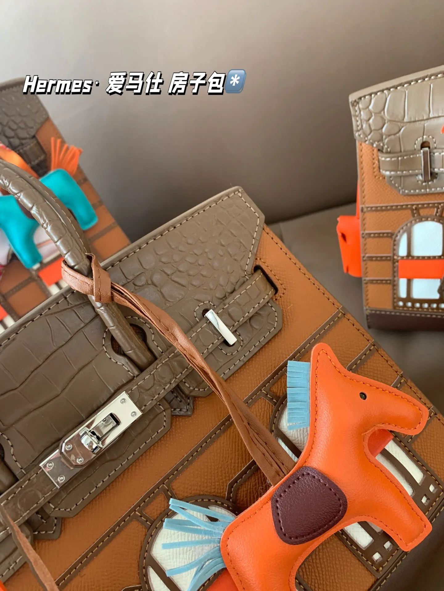 大P300 中P280 小P260 配礼盒🎁. Hermes&middot; 爱马仕 房子包 轻松演绎复古时髦 包型挺阔，简约而不简单不需要过多的装饰，日常搭配西装和T恤，就能将高级感体现的淋漓尽致！尺寸大30*24 中25*21 小20*18