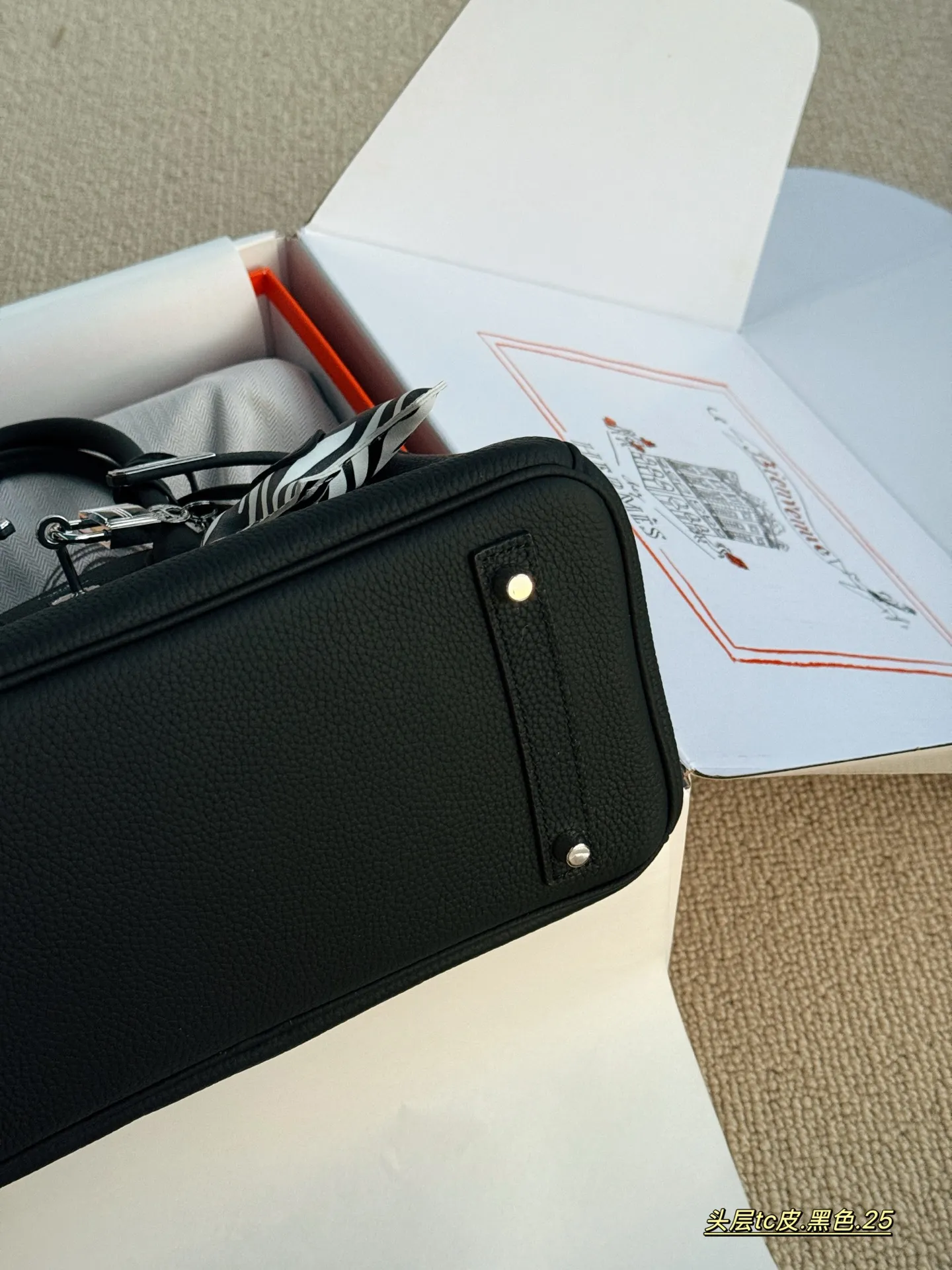 💰245 配全套包装 size:25cm 背铂金包的季节来啦 Bk25 原版品质 ✔️ 爱马仕|Birkin 25 tc牛皮 真的太可了,可咸可甜 超难买的绝美birkin! 赠送小马 丝巾 小锁头哦!