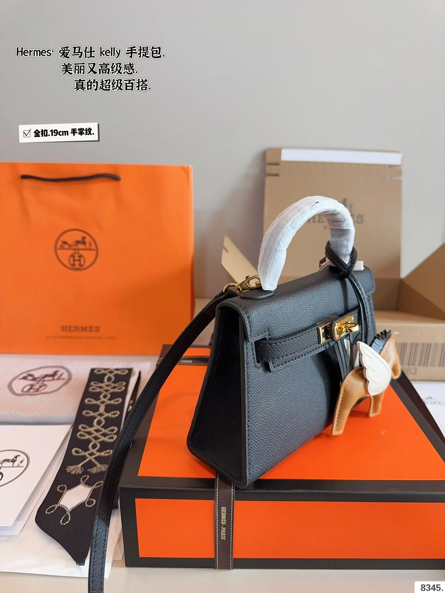 p175配礼盒🎁. 爱马仕 凯莉 kelly 二代 真的太香了 属于日常休闲跟 女人味都可以驾驭的那种 自己搭配了肩带 平时带 娃也可以解放双手 跟朋友下午茶手提更有feel哦 除了随身携带的化妆品 还有再放一个手机尺寸:19*6*12cm