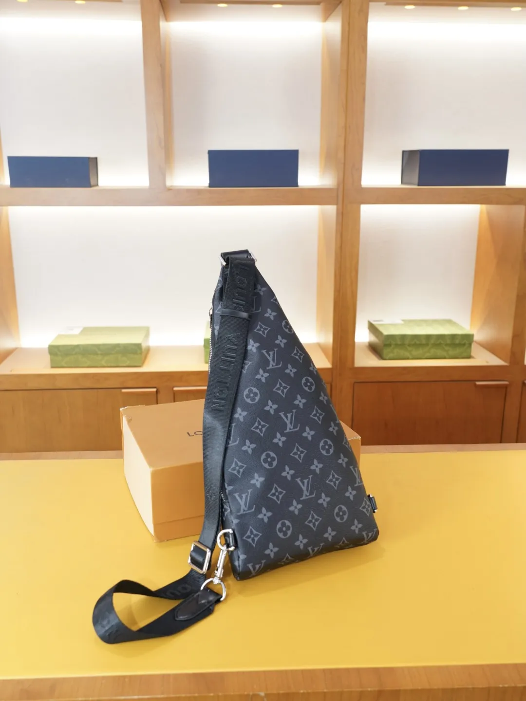 P115 🇫🇷 路易威登 官网同步 高版本 胸包 永恒不过时的标志性产品 纯原单牛皮 顶级五金制作 非市面普通版本 今年LV最爱的款式 全部实拍 实用性非常高 完全不用担心穿搭 配全套包装折叠盒..【规格：19x38x4】