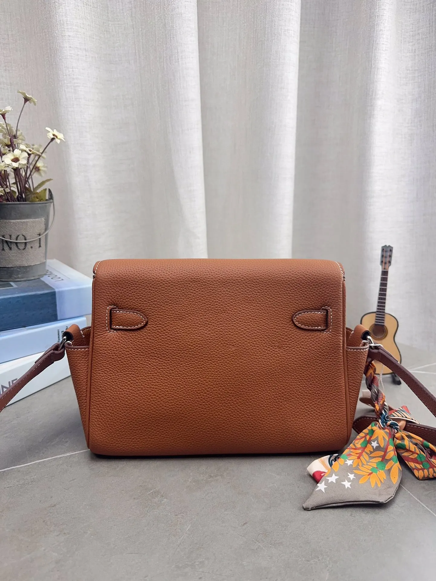 配折叠礼盒 H家 爱马仕 kelly 邮差包 男女同款尺寸刚刚好！ 真的太太太太好看 ⚠️牛皮 包包特别又质感！ 尺寸24*18cm p225