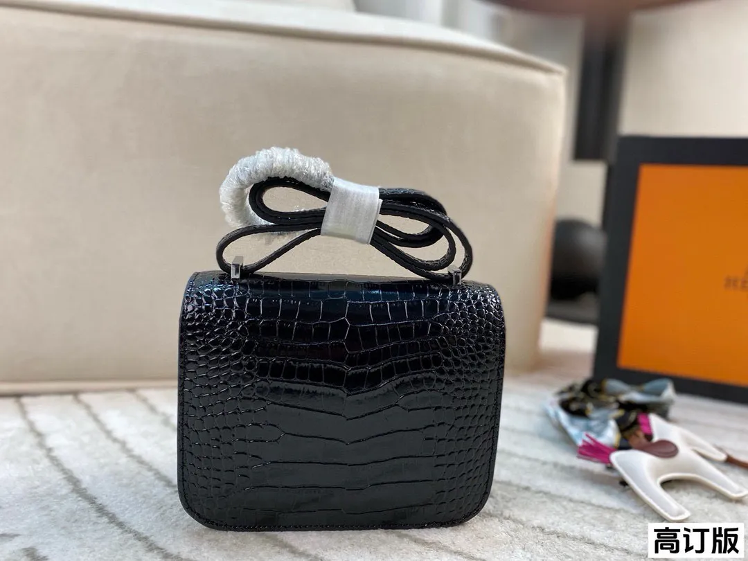 p190 全套包装🎁(高订版) 爱马仕Hermes Constance19黑银亮面鳄鱼纹黑银配色,真的是太经典啦!黑色的沉稳与银色的闪耀完美结合✨这种配色超级百搭 谁能不心动呢!尺寸:19*15(牛皮)