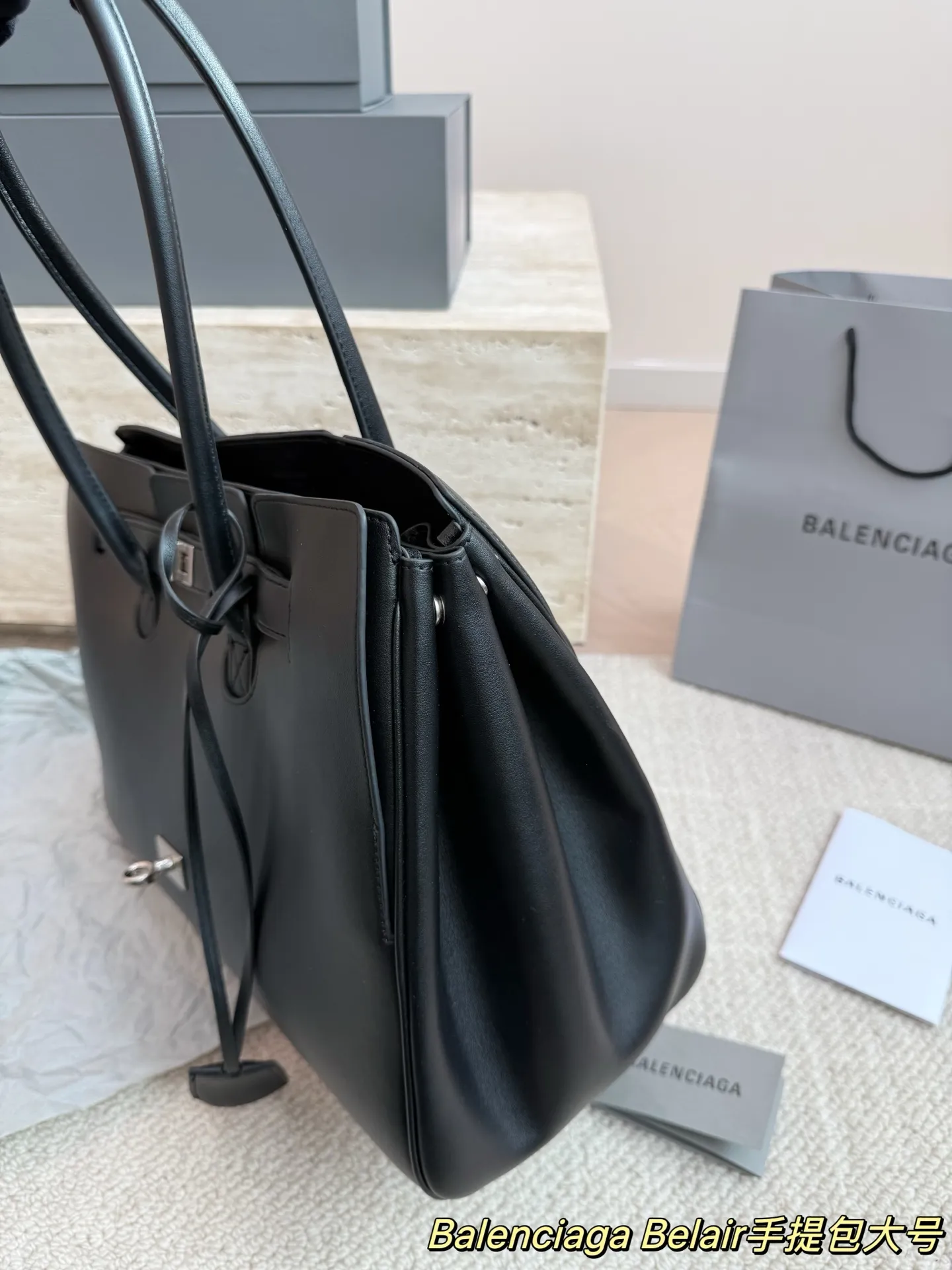 P300大号 卡戴珊look|巴黎世家 甲甲卡戴珊(Kim Kardashian)套装巴黎世家家的 (铂金包Balenciaga belair)黑色机车过膝靴穿出了卡戴珊的霸气. 。。今年巴黎世家的包把爱马仕玩的淋漓尽先是kelly redeo,又是birkin的belair。光价格没比爱 马仕便宜哦,真是又爱又恨的。尺寸 36.28