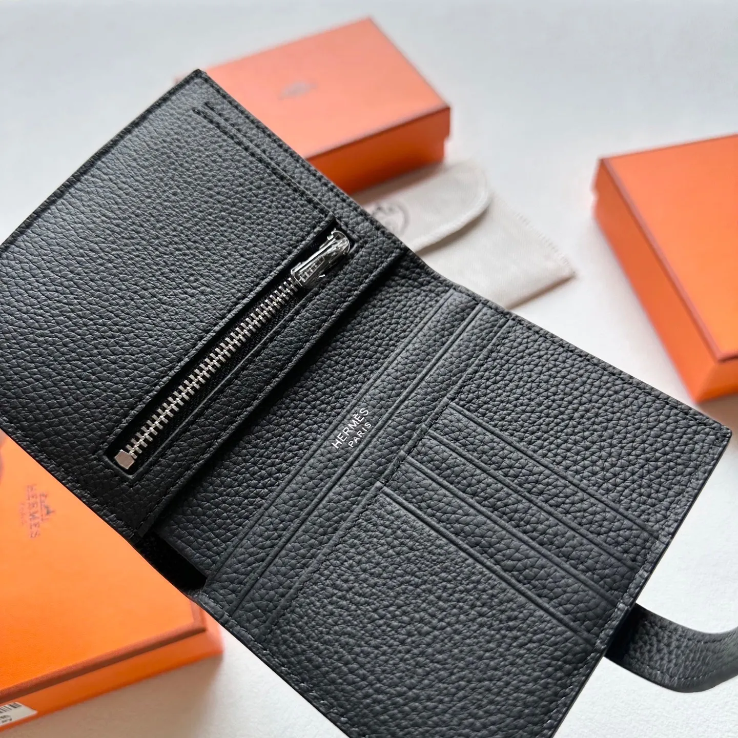 p95🎀🎀颜色 多色可选🎀尺寸 12x9.5🎀高版爱马仕优质进口牛皮🐂 手感一流👏时尚设计💋潮版百搭，配有4个卡槽，4个口袋，拉链零钱包，1个钞票口袋，镀钯锁扣，做工精致完美