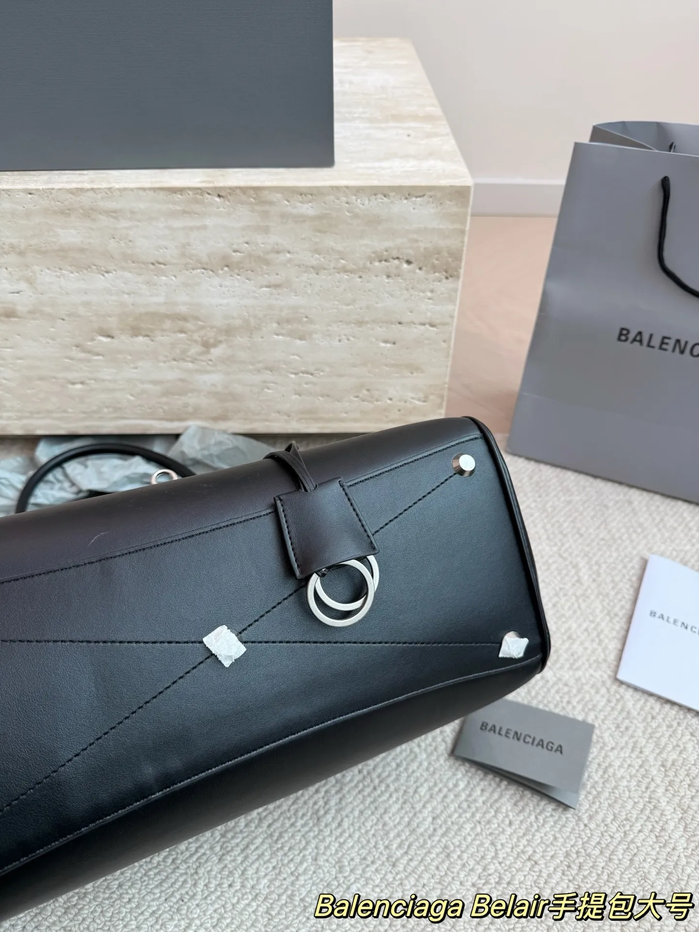 P300大号 卡戴珊look|巴黎世家 甲甲卡戴珊(Kim Kardashian)套装巴黎世家家的 (铂金包Balenciaga belair)黑色机车过膝靴穿出了卡戴珊的霸气. 。。今年巴黎世家的包把爱马仕玩的淋漓尽先是kelly redeo,又是birkin的belair。光价格没比爱 马仕便宜哦,真是又爱又恨的。尺寸 36.28