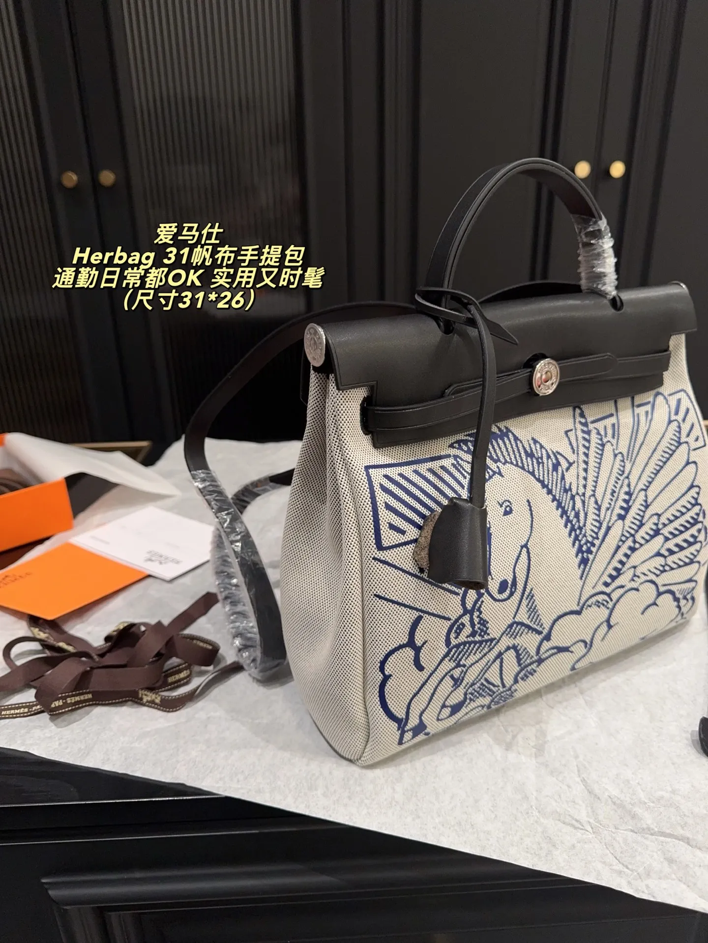 ✅纯皮P360无盒⚠️尺寸31*26 爱马仕Herbag 31帆布手提包 这款Herbag31飞马限量包,帆布拼接真皮,轻便耐用,31cm容量超能装,通勤日常都OK!飞马图案灵感来自希腊神话,寓意幸运与自由,蓝白配色+黑银五金,低调又有辦识度,男女都能背,实用又时髦,是爱马仕入门级热门款!