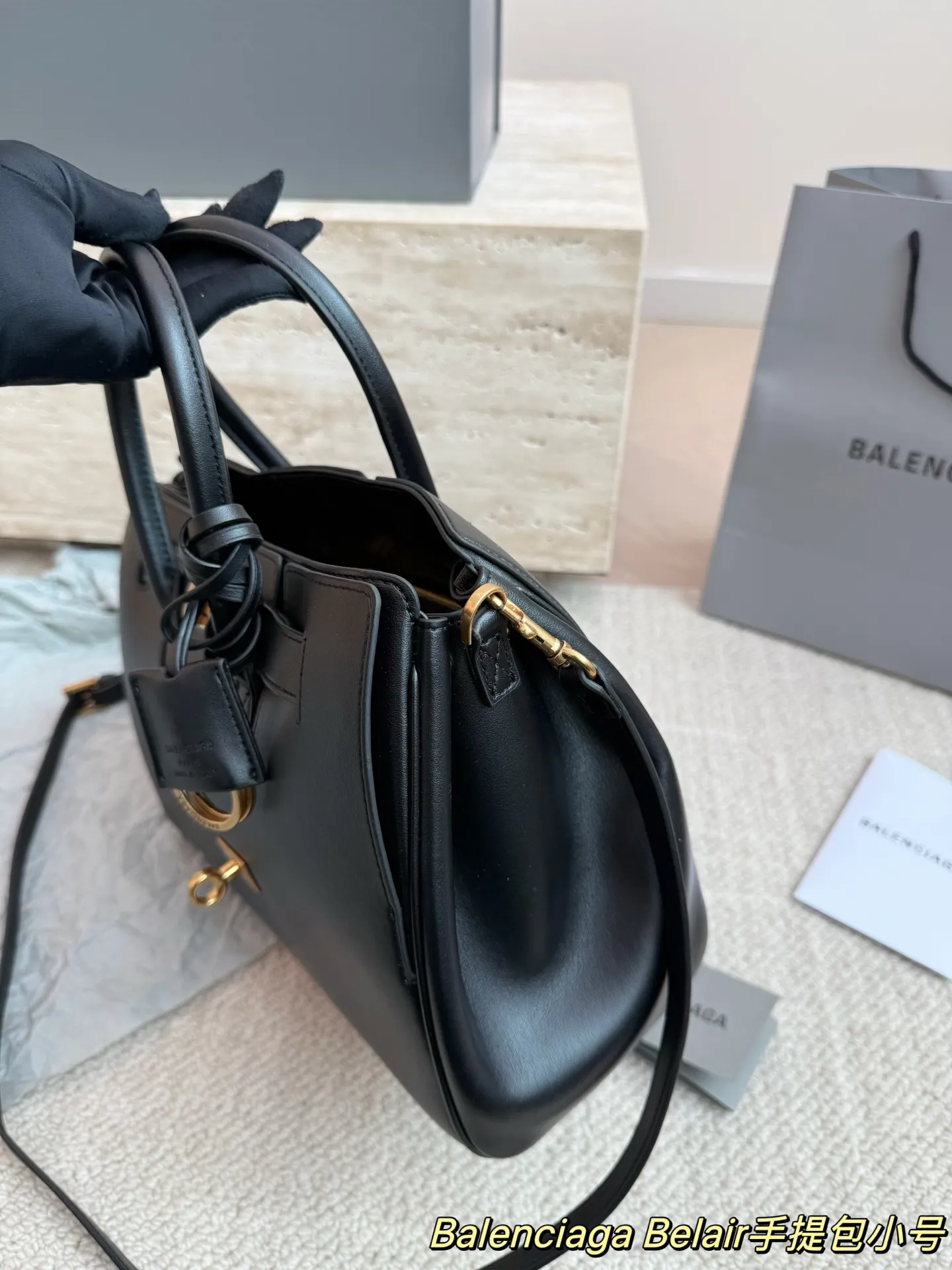 P300小号 卡戴珊look|巴黎世家 甲甲卡戴珊(Kim Kardashian)套装巴黎世家家的 (铂金包Balenciaga belair)黑色机车过膝靴穿出了卡戴珊的霸气. 。。今年巴黎世家的包把爱马仕玩的淋漓尽先是kelly redeo，又是birkin的belair。光价格没比爱 马仕便宜哦，真是又爱又恨的。尺寸 31.22