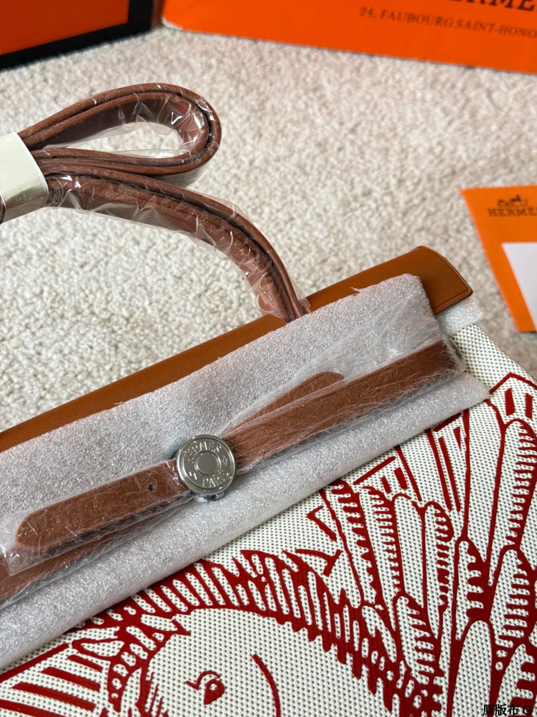 复刻版 p360 Hermes 棕色牛皮 波普飞马 Herbag31cm 内缝 ✅顶级原单 ⚠️尺寸31*25 爱马仕Hermes herbag31 手提单肩包 通勤百搭包包 25年秋冬限量的herbag 饼干色系非常好搭配 包身抽象图案设计灵感来自en desordre herbag很多人的通勤首选