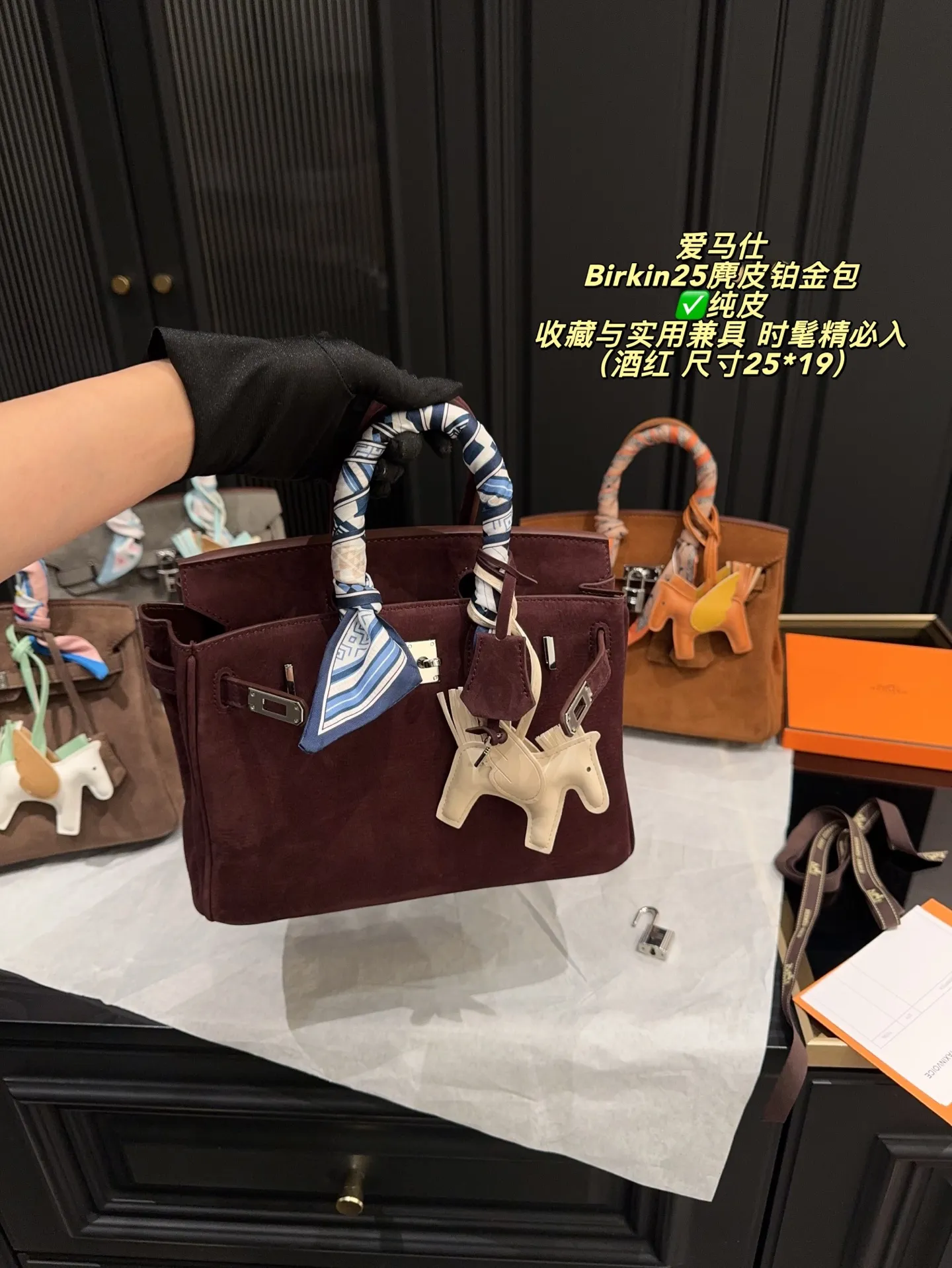 ✅纯皮P335配盒⚠️尺寸25*19 爱马仕 Birkin25麂皮铂金包 触感柔软细腻，秋冬季节超适合！银色金属扣件＋小飞马挂件，精致又有辨识度。25cm尺寸，日常通勤、出行都能轻松装下随身物品。麂皮材质轻盈，搭配丝巾更显高级感，是爱马仕经典系列，收藏与实用兼具，时髦精必入！