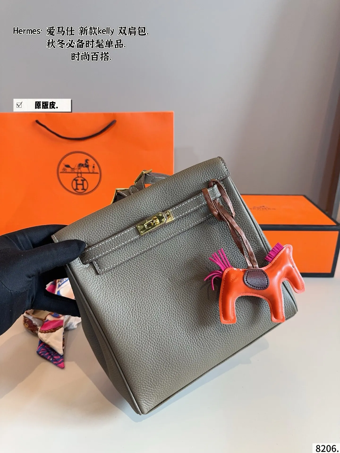 p230纯皮. 爱马仕 kelly包也能这么温油”Kelly 双肩包 Kelly Ado 在Kelly包的基础上,增加了两根可调节的肩 带,变成了双肩包。 由于 Ado彻底解放了女性的双手,网上有不少人说它是 “史上最放飞自我的爱马仕手袋” Ado其实是复刻96年爱马仕推出的双肩包,整体设计 还是蛮可爱的,温温柔柔的带点学院风,风格比较年 轻。 Kylie Jenner的女儿 Stormi就有一只 Ado, 小女生背起 来也毫无违和感!超级实用 尺寸:23*8*21cm