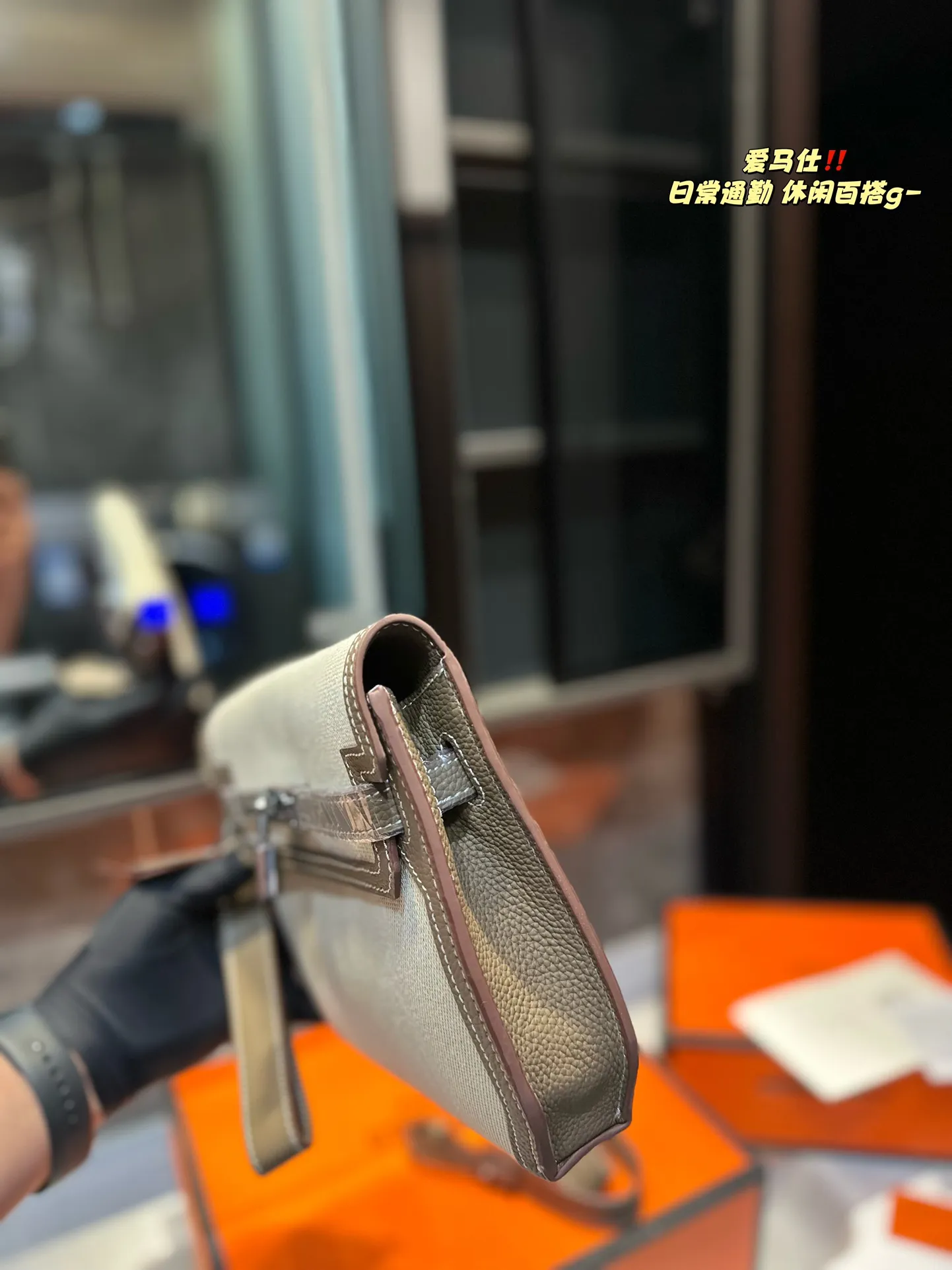 ❤️p250(折叠礼盒)❤️ 极简百搭|爱马仕凯莉邮差包真的好看哭~百搭时髦^_^^_^邮差包凯莉包单肩腋下背真的太好看了~ 帆布牛皮版型做工很高级气质 肩带可调节细节真的做得太好看啦 气质感拉满 尺寸:25 19 cm