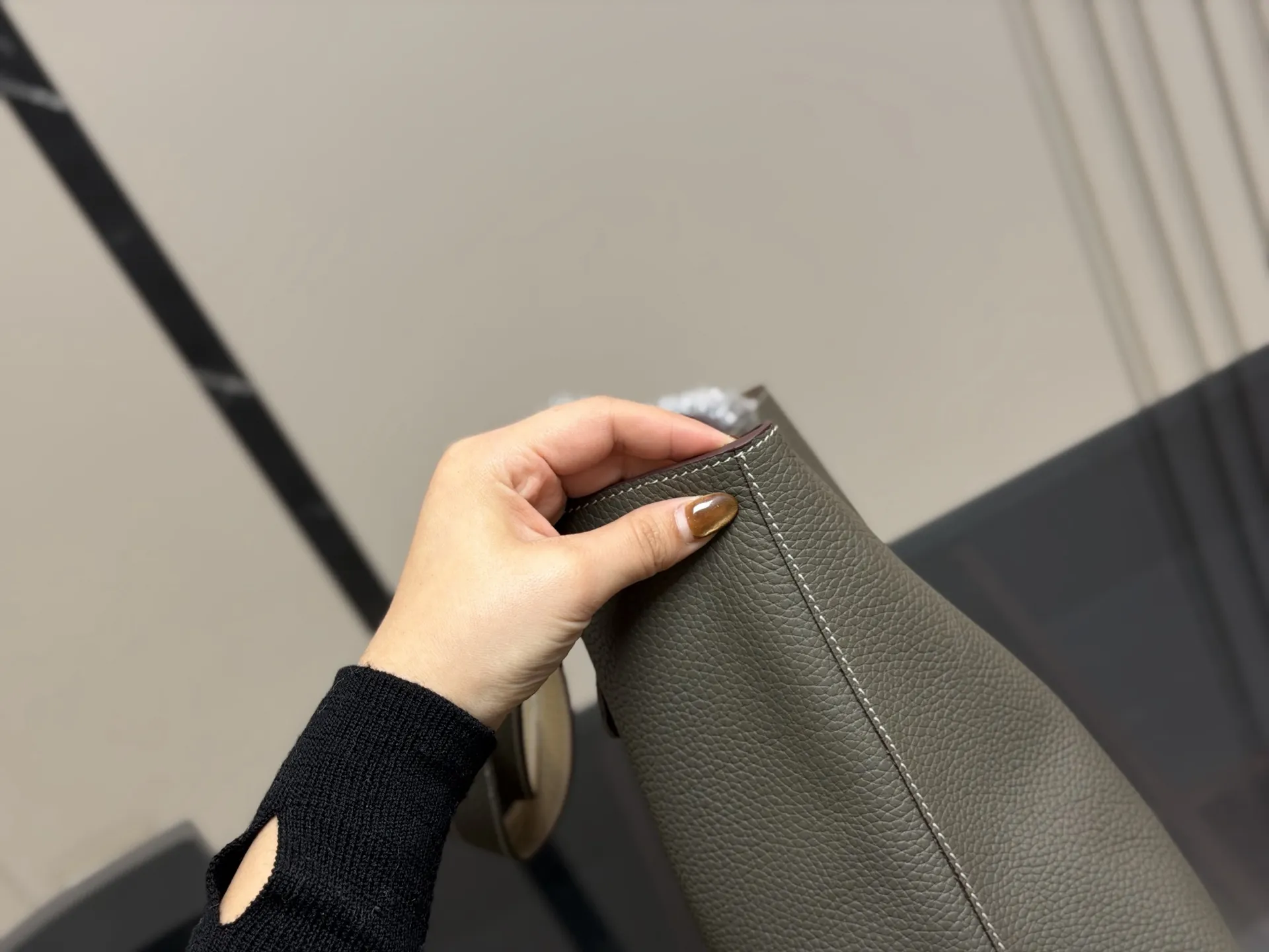 ¥380 爱马仕新款双面购物袋 推给爱马仕女孩 收下这枚种草吧 可以放的下IPAD平板的托特包 H en Biais 尺寸: 35*32cm双面购物袋