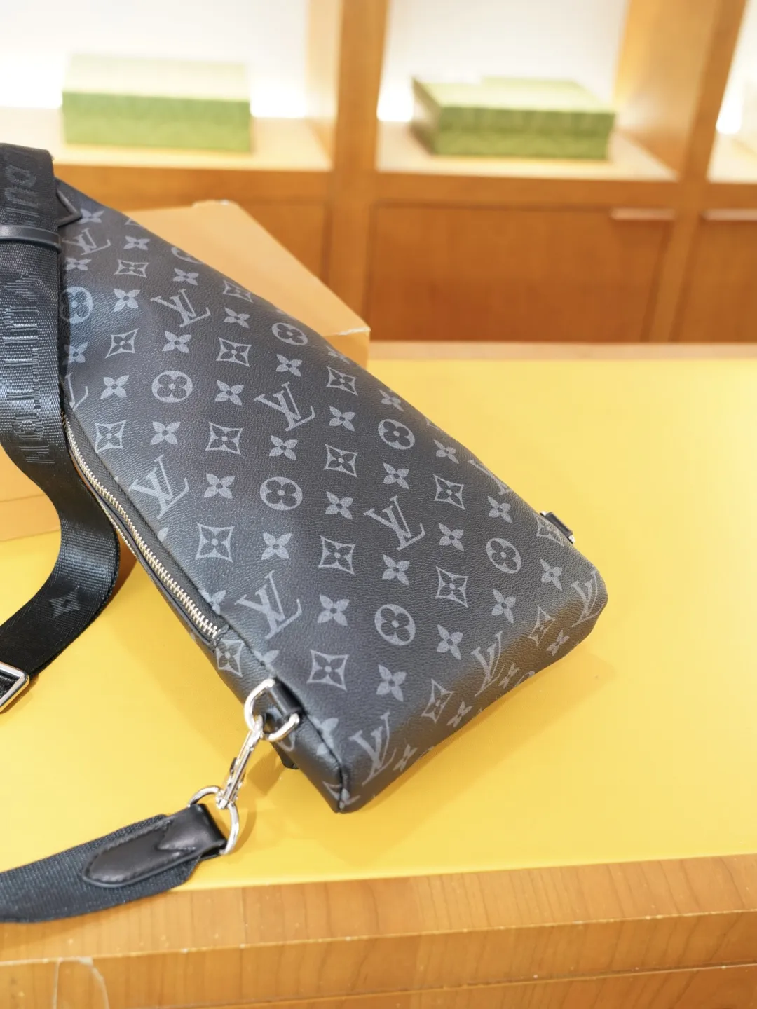 P115 🇫🇷 路易威登 官网同步 高版本 胸包 永恒不过时的标志性产品 纯原单牛皮 顶级五金制作 非市面普通版本 今年LV最爱的款式 全部实拍 实用性非常高 完全不用担心穿搭 配全套包装折叠盒..【规格：19x38x4】