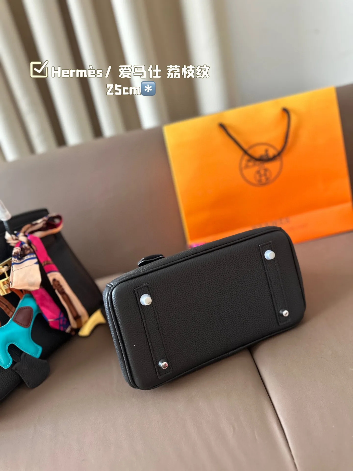 P245 Herm&egrave;s/ 爱马仕 铂金包 高端质量 专柜最新款进口荔枝纹 明星同款 原版质量 Herm&egrave;s每个女孩的必备品😍 尺寸：25*20cm